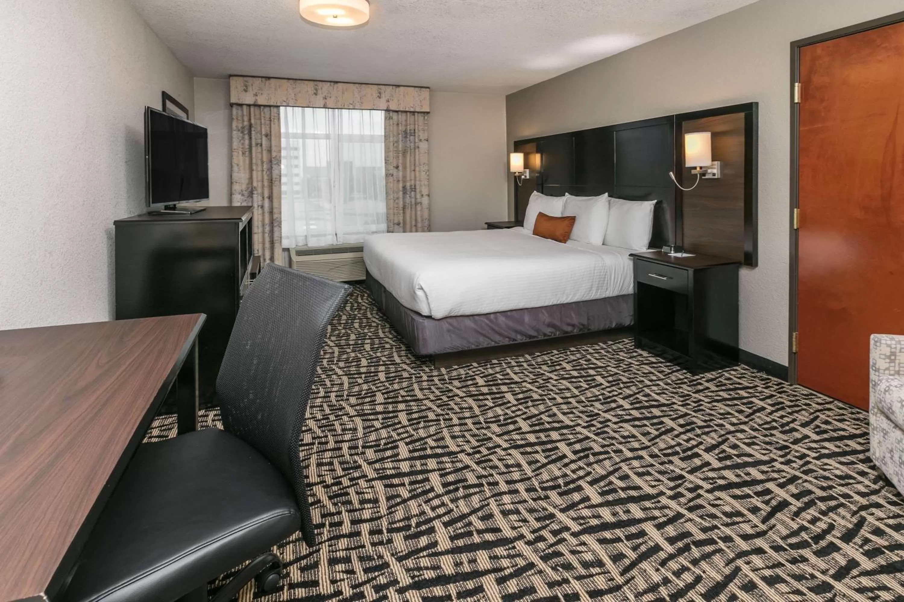Photo of the whole room, Bed in Wingate by Wyndham Dallas Love Field