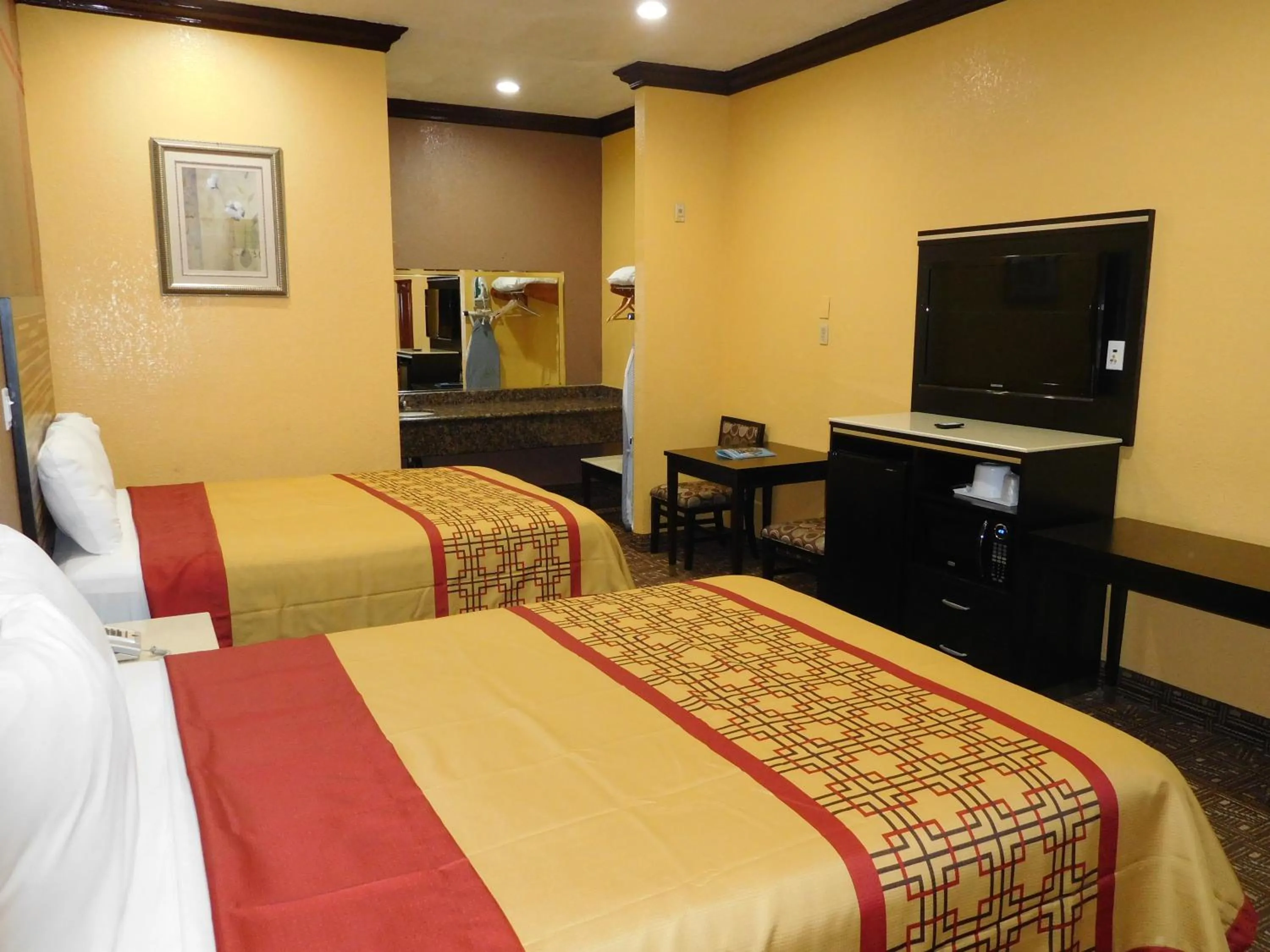 Photo of the whole room, Bed in Diamond Inn