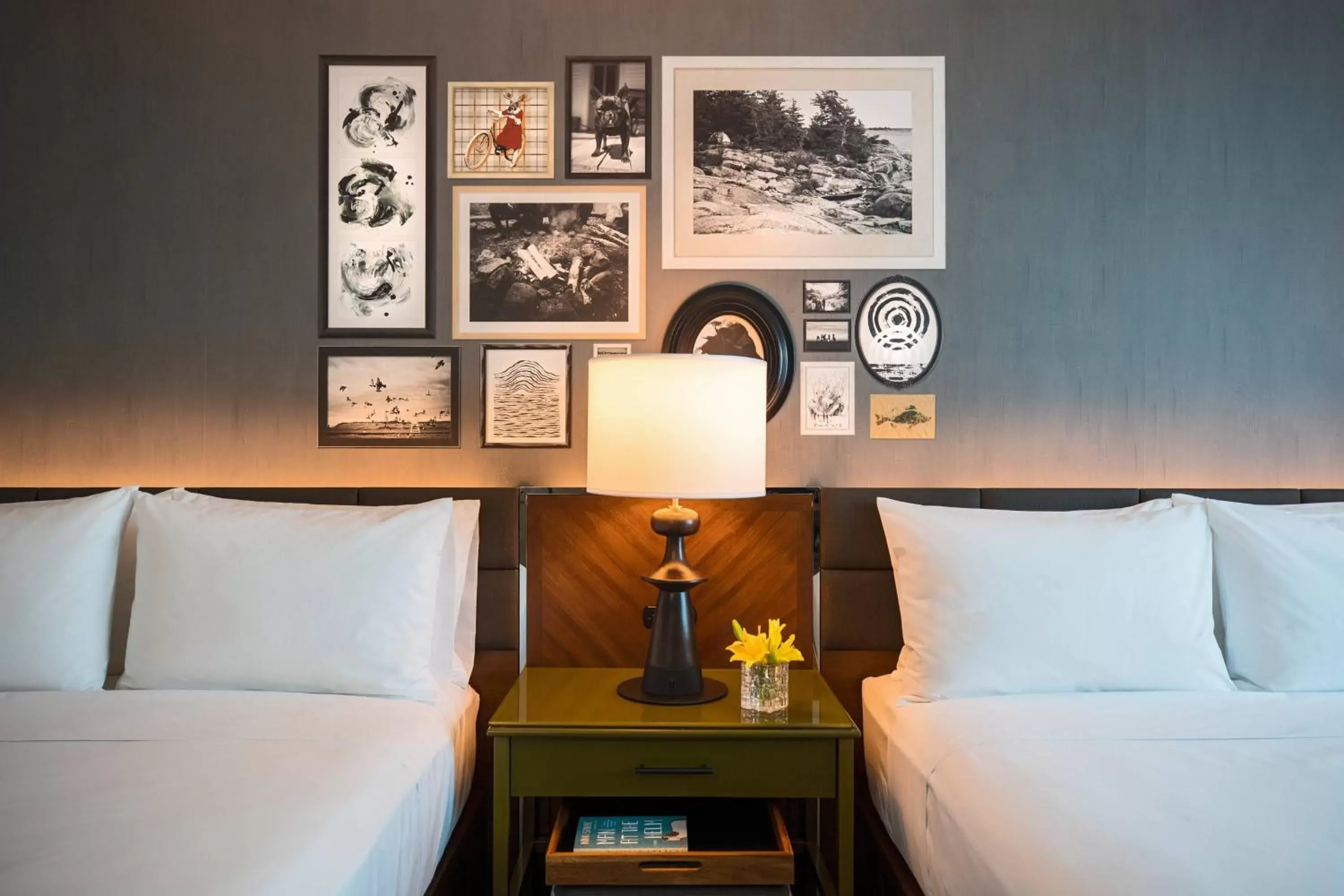 Queen Room with Two Queen Beds - Lounge Access in Renaissance Minneapolis Bloomington Hotel Queen Room with Two Queen Beds - Lounge Access in Renaissance Minneapolis Bloomington Hotel