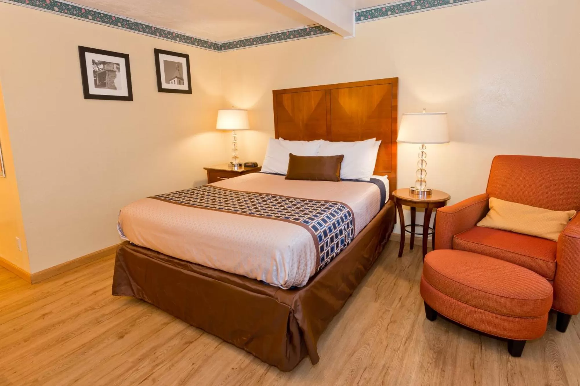 Photo of the whole room, Bed in Riviera Inn