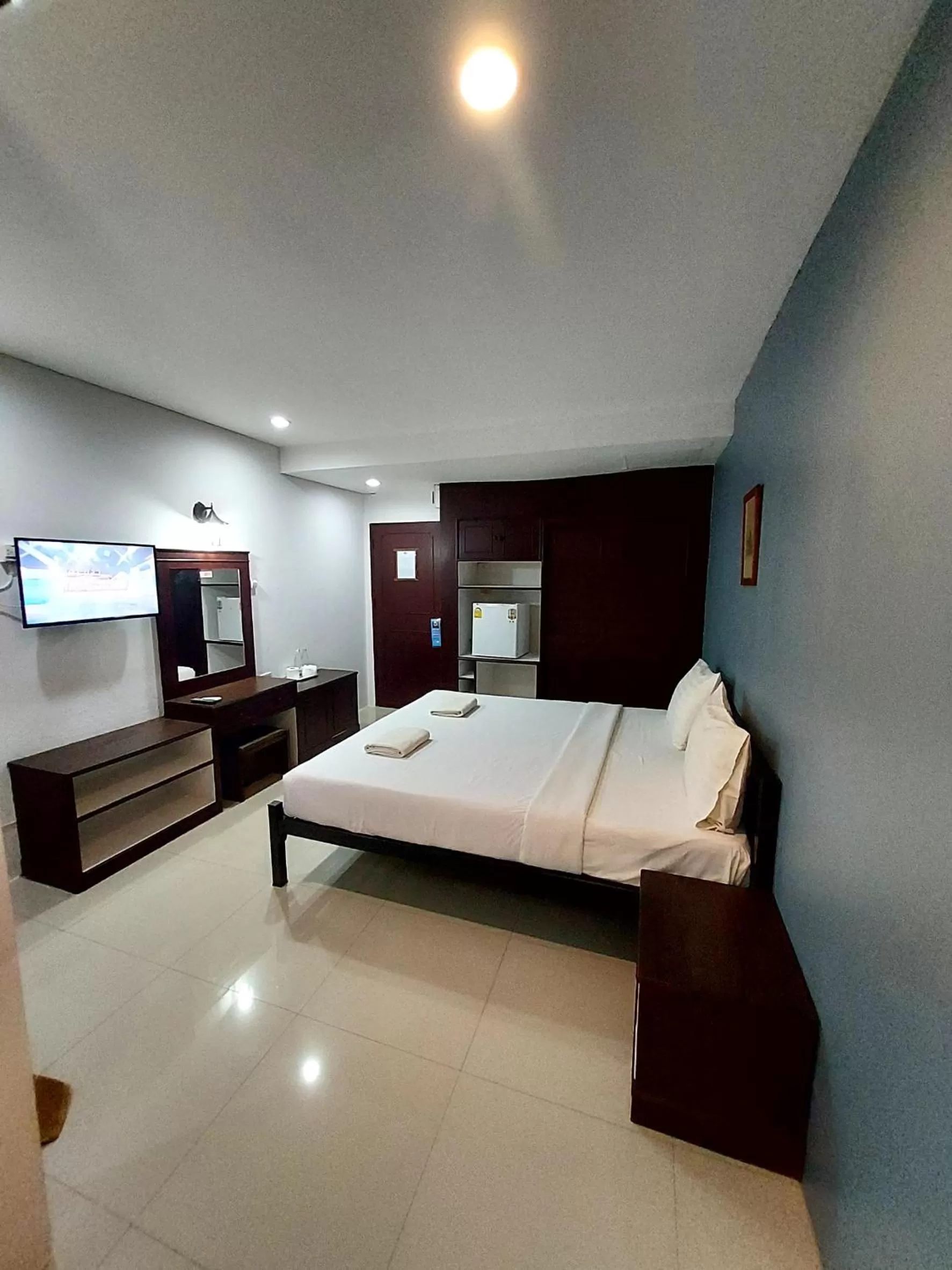 TV and multimedia, Bed in Traveller Inn Hotel