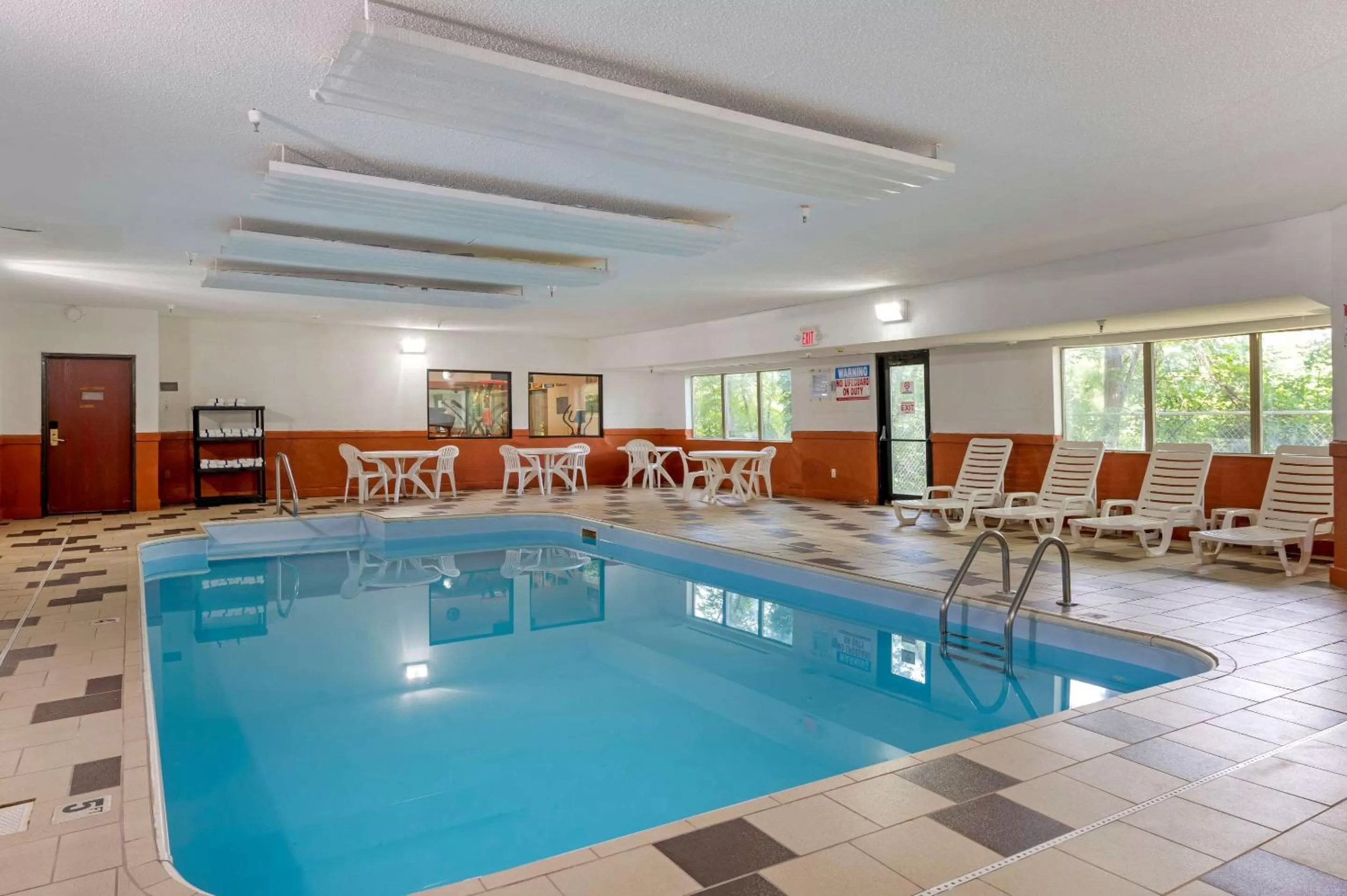 Swimming pool in Comfort Inn