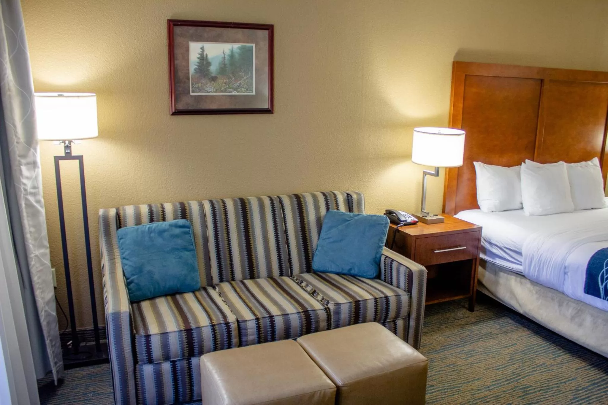 Seating area, Bed in The Inn at Apple Valley, an Ascend Collection Hotel