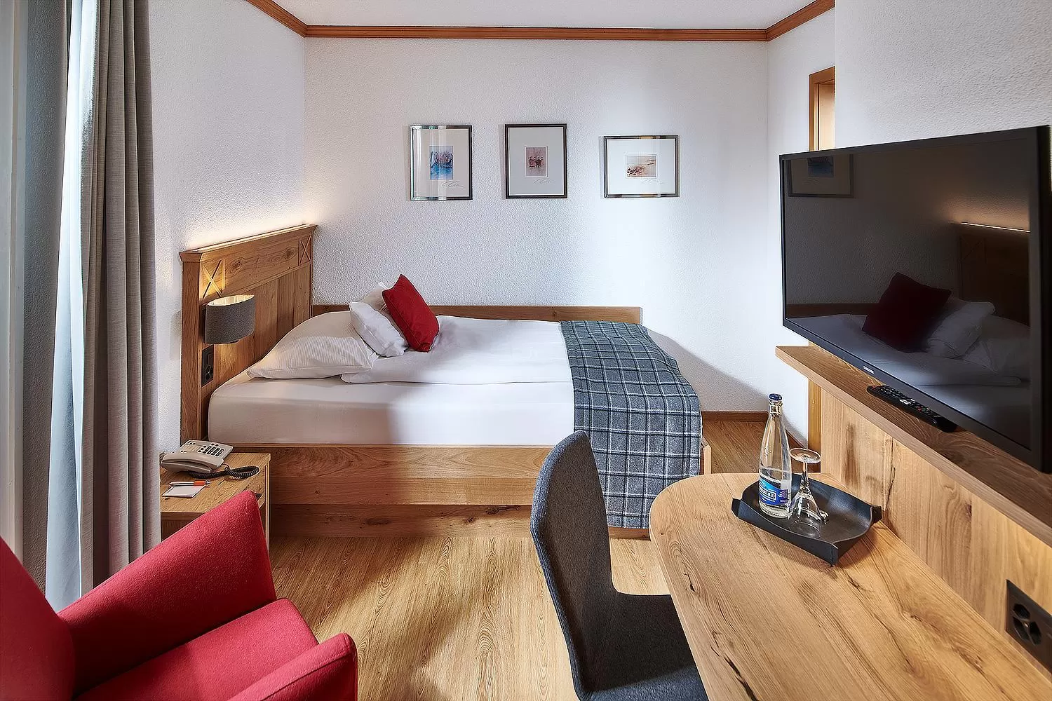 Photo of the whole room, Bed in Hotel Bristol Relais du Silence Superior