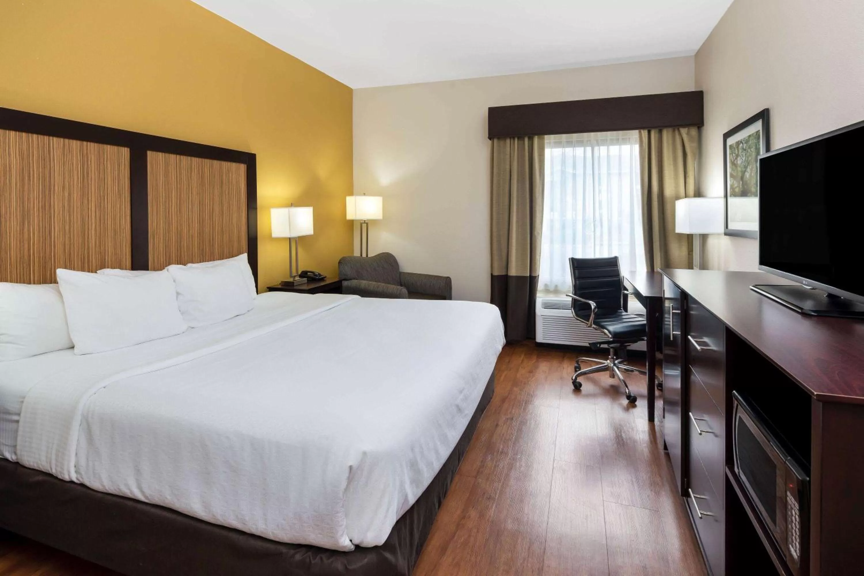 Photo of the whole room, Bed in La Quinta by Wyndham LaGrange / I-85