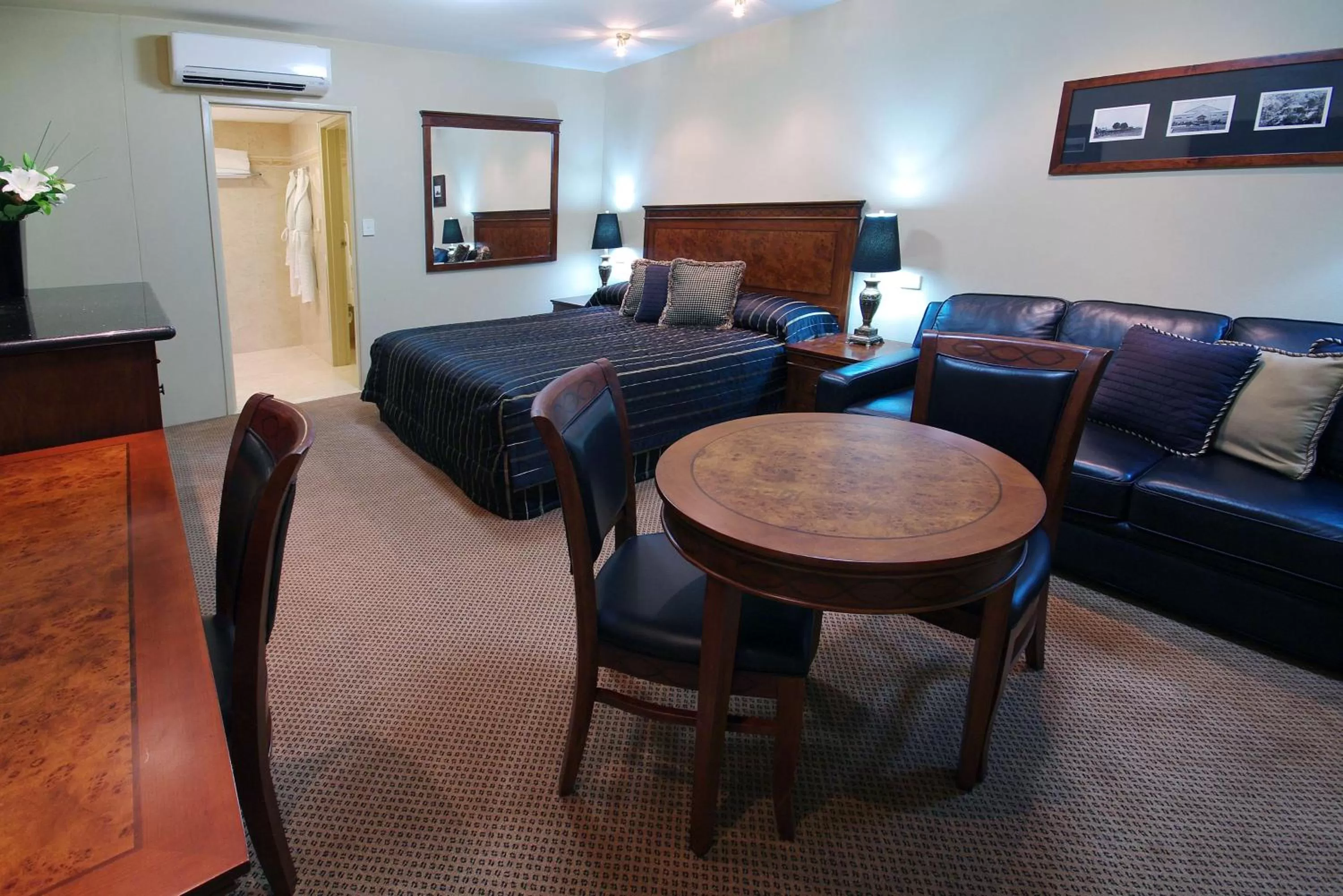 Photo of the whole room, Bed in Rydges Armidale