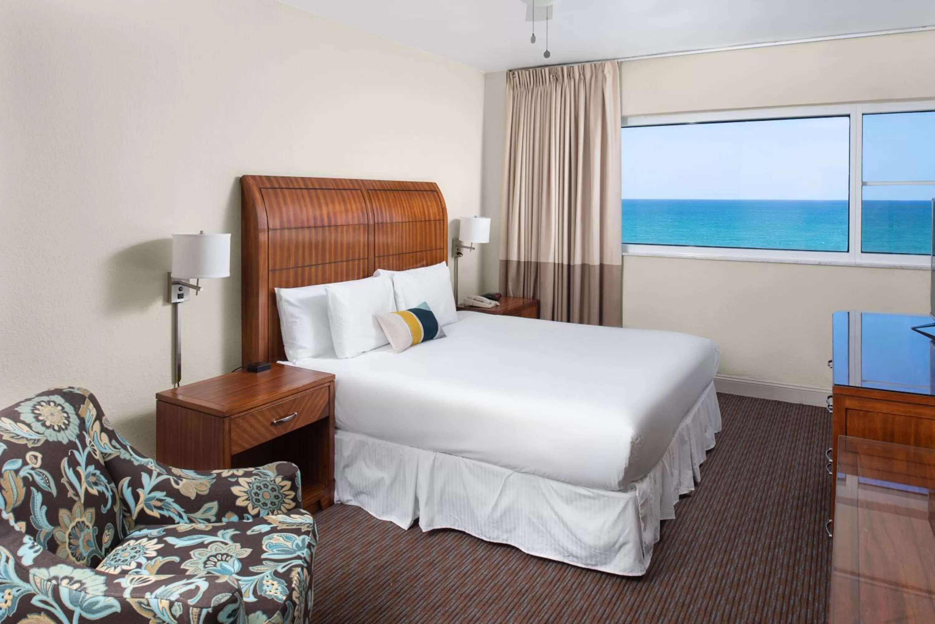 Bedroom, Bed in Sherry Frontenac Oceanfront