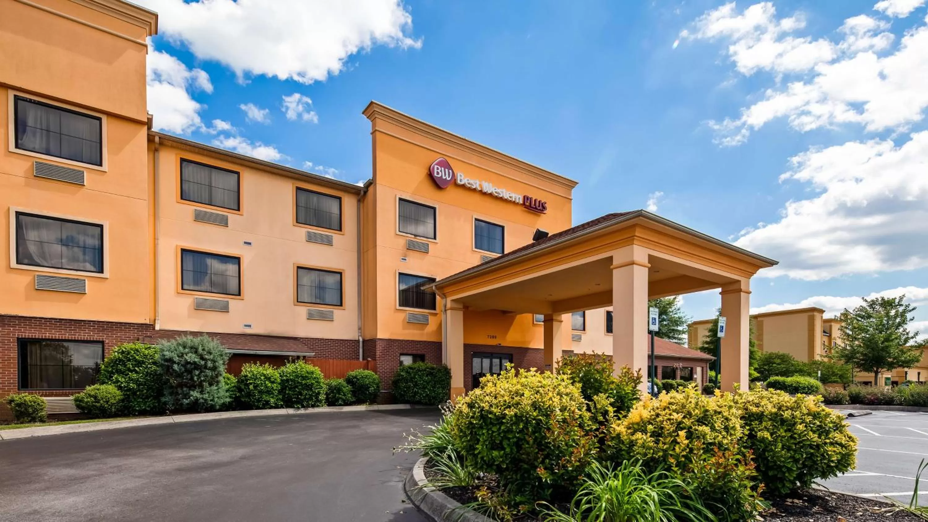 Property building in Best Western Plus Strawberry Inn & Suites