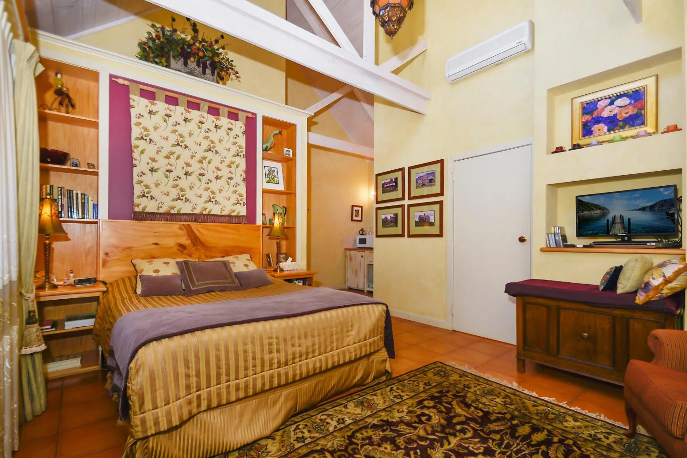 Bed in Ford House Bed & Breakfast