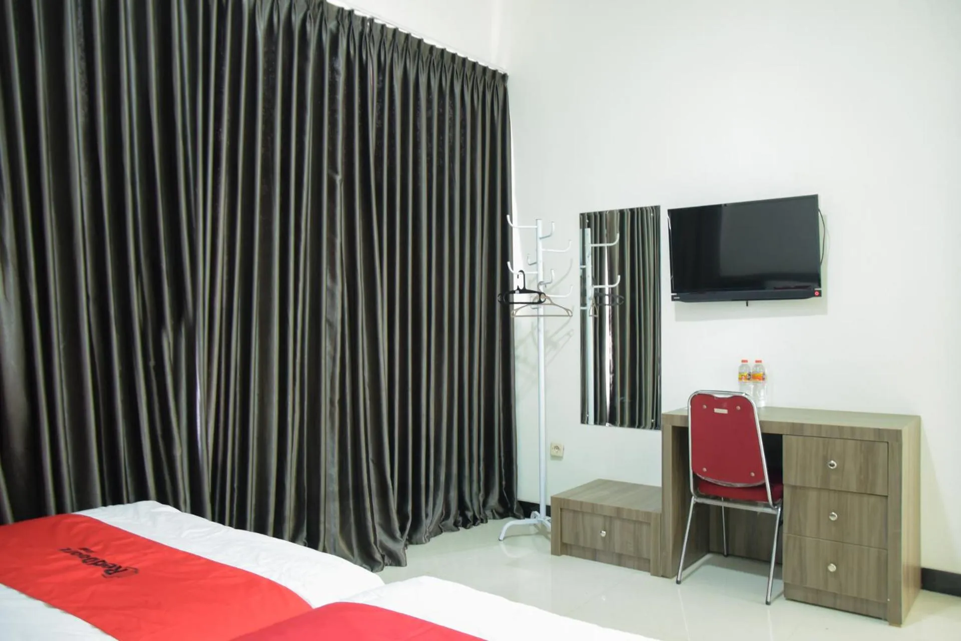 Bedroom, Bed in RedDoorz near GOR Satria Purwokerto