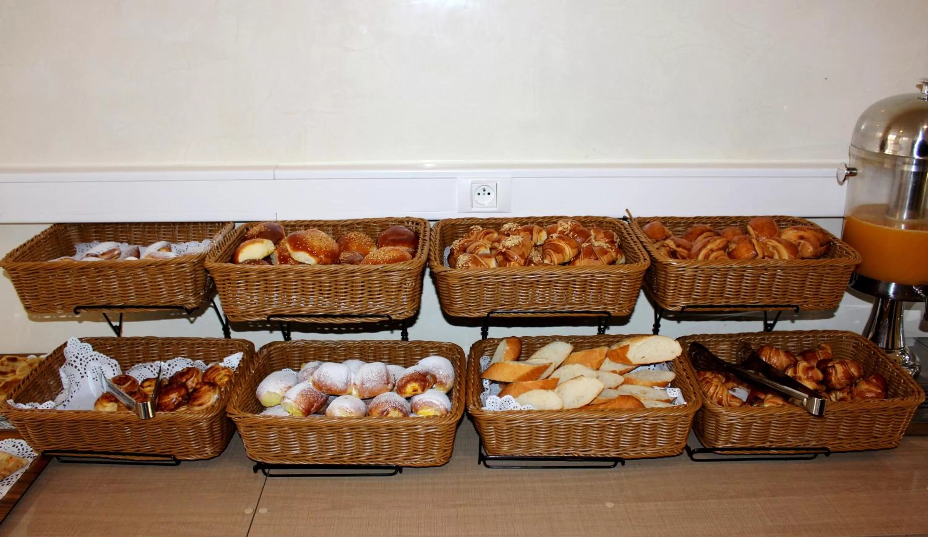 Breakfast in Résidence Hotelière Fleurie