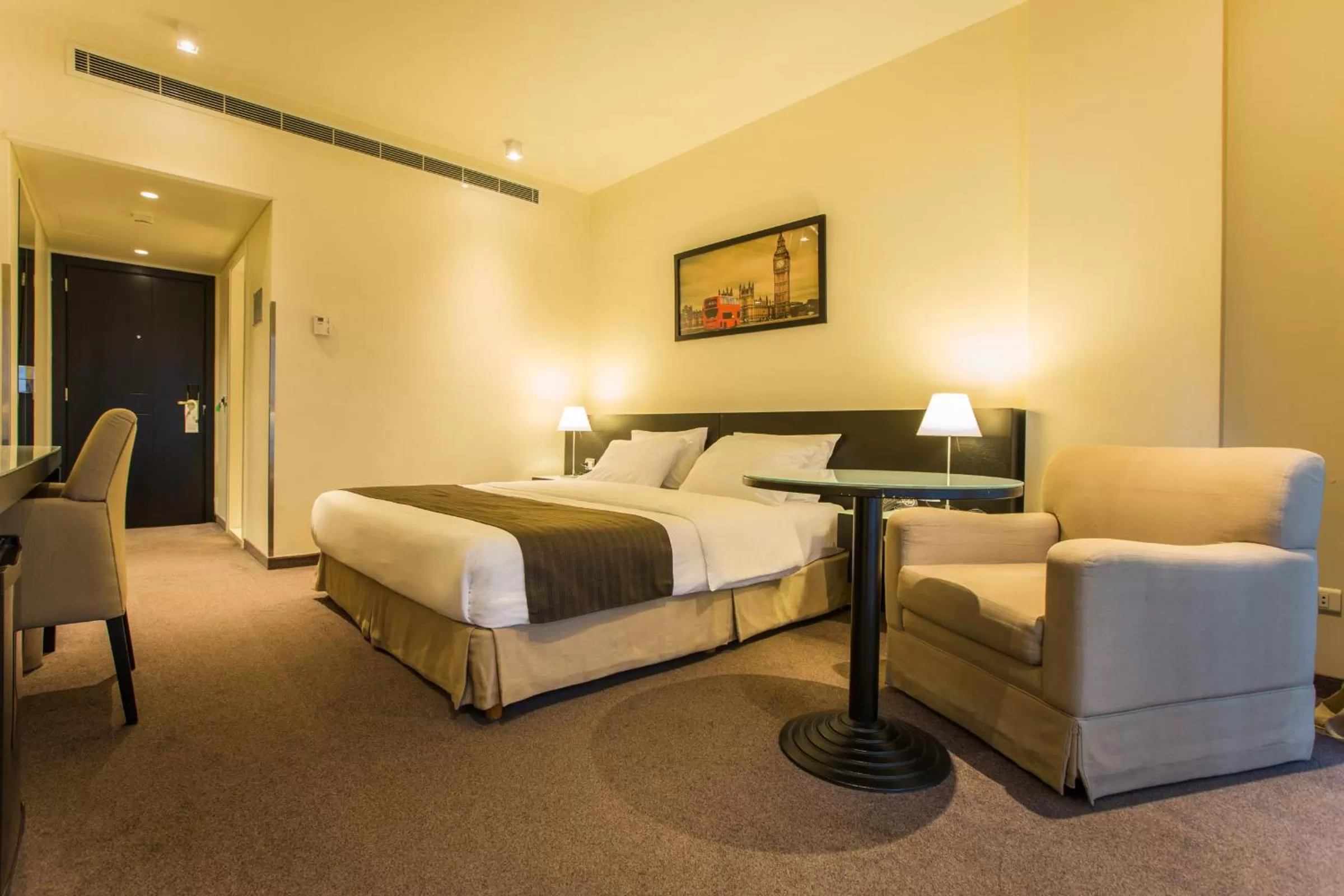 Seating area, Bed in Hotel Cavalier