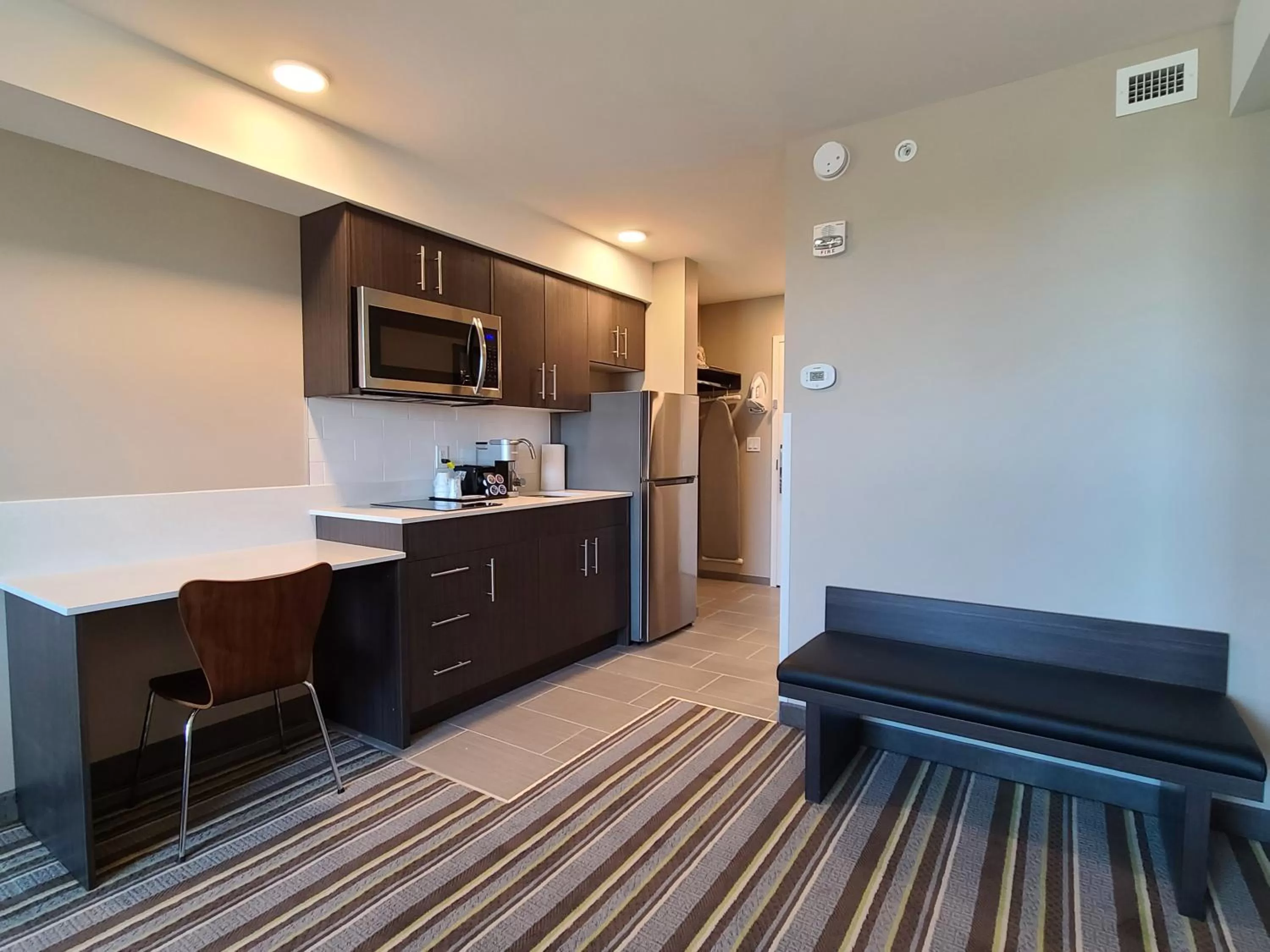 Super 8 by Wyndham Thompson