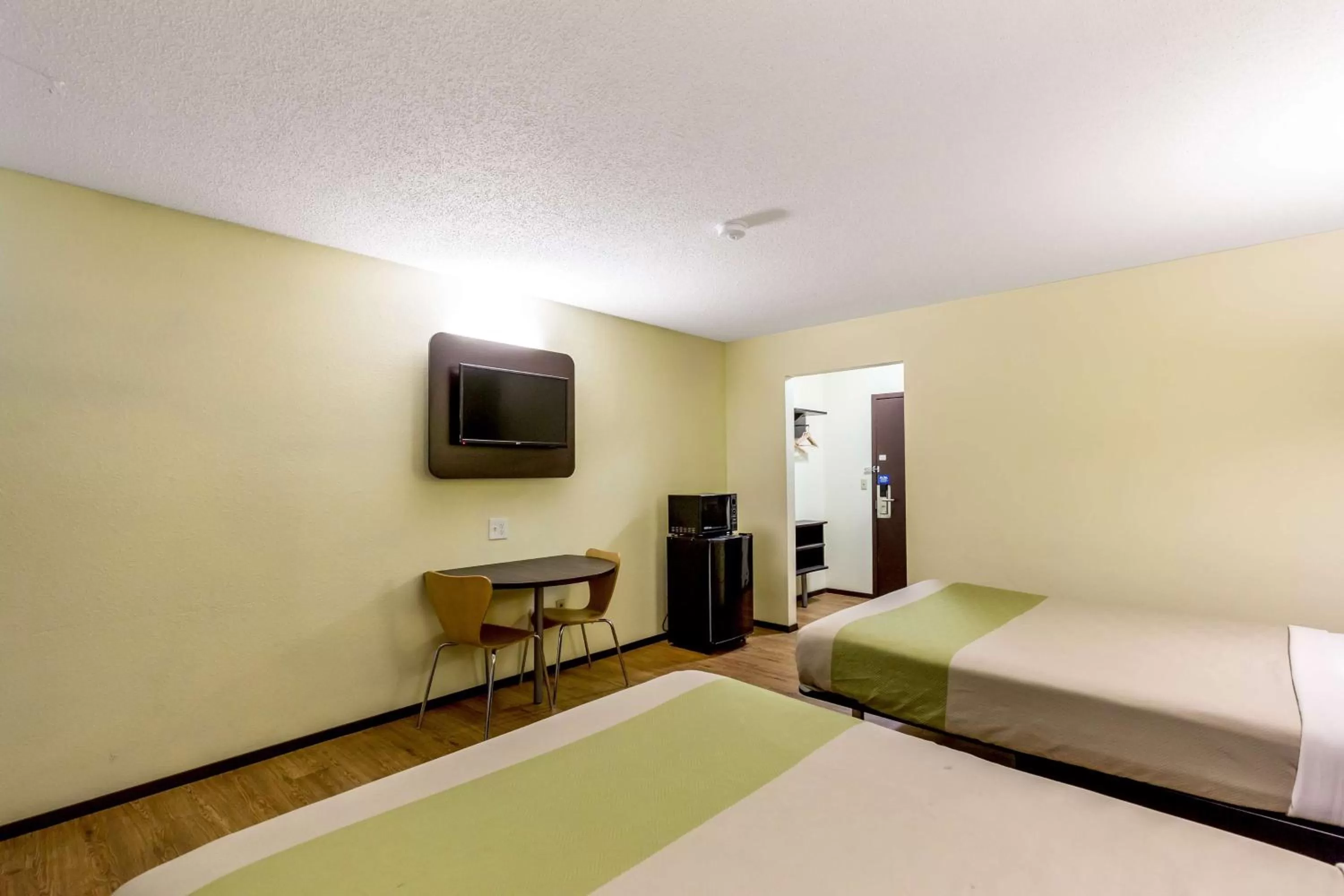 TV and multimedia, Bed in Motel 6-Troy, IL