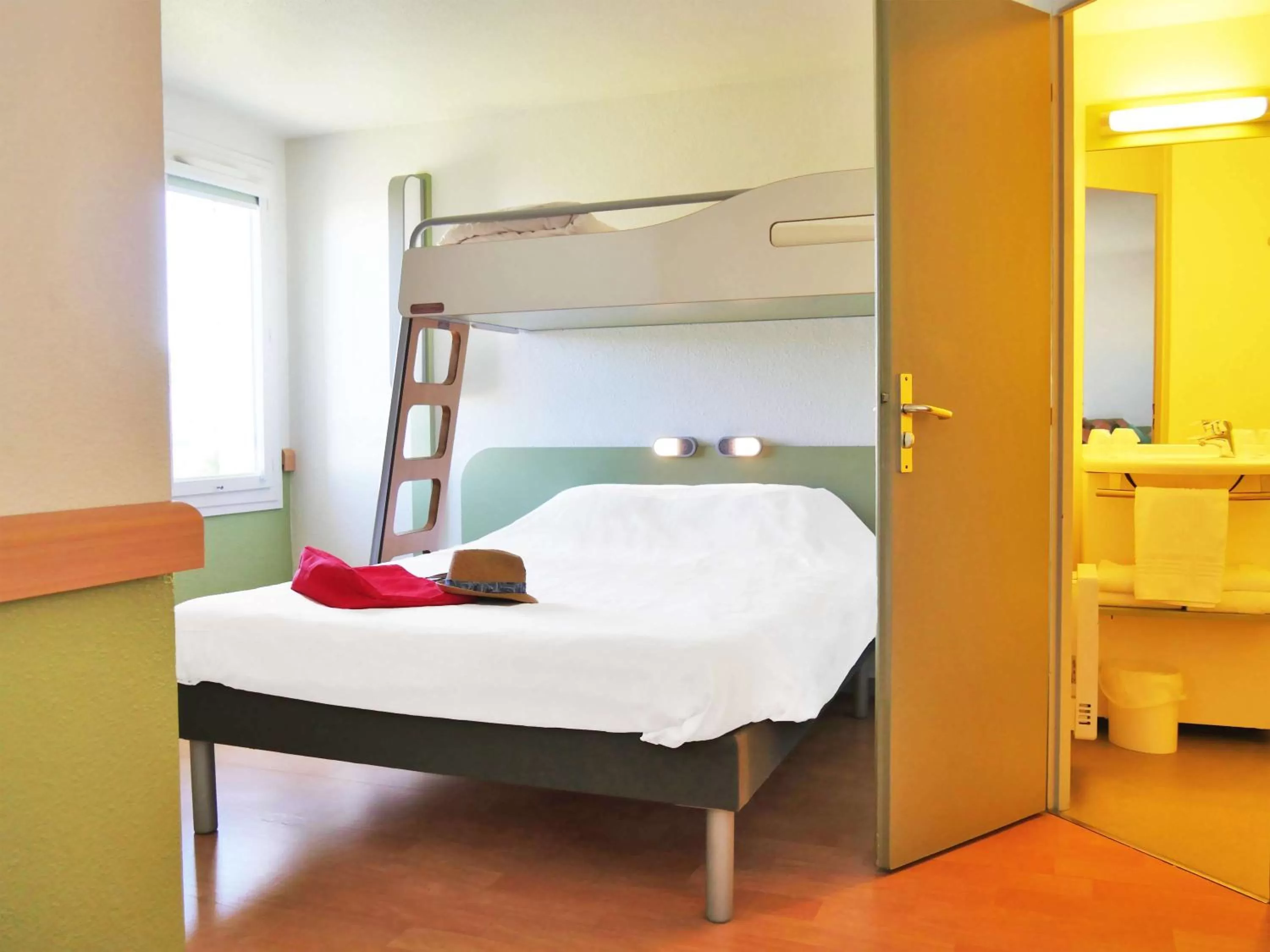 Photo of the whole room, Bed in ibis budget Lisieux