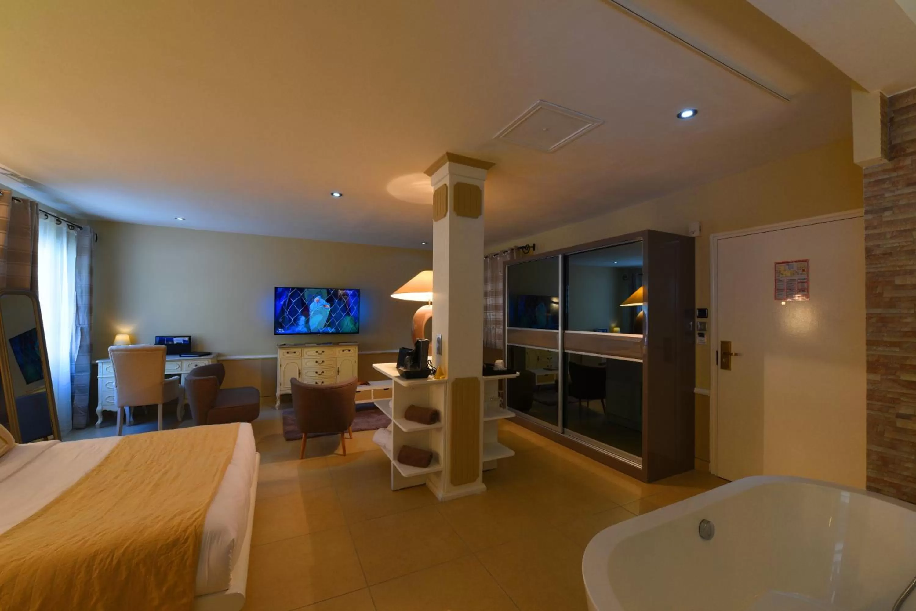 Photo of the whole room, Bed in Hotel Le Cilaos