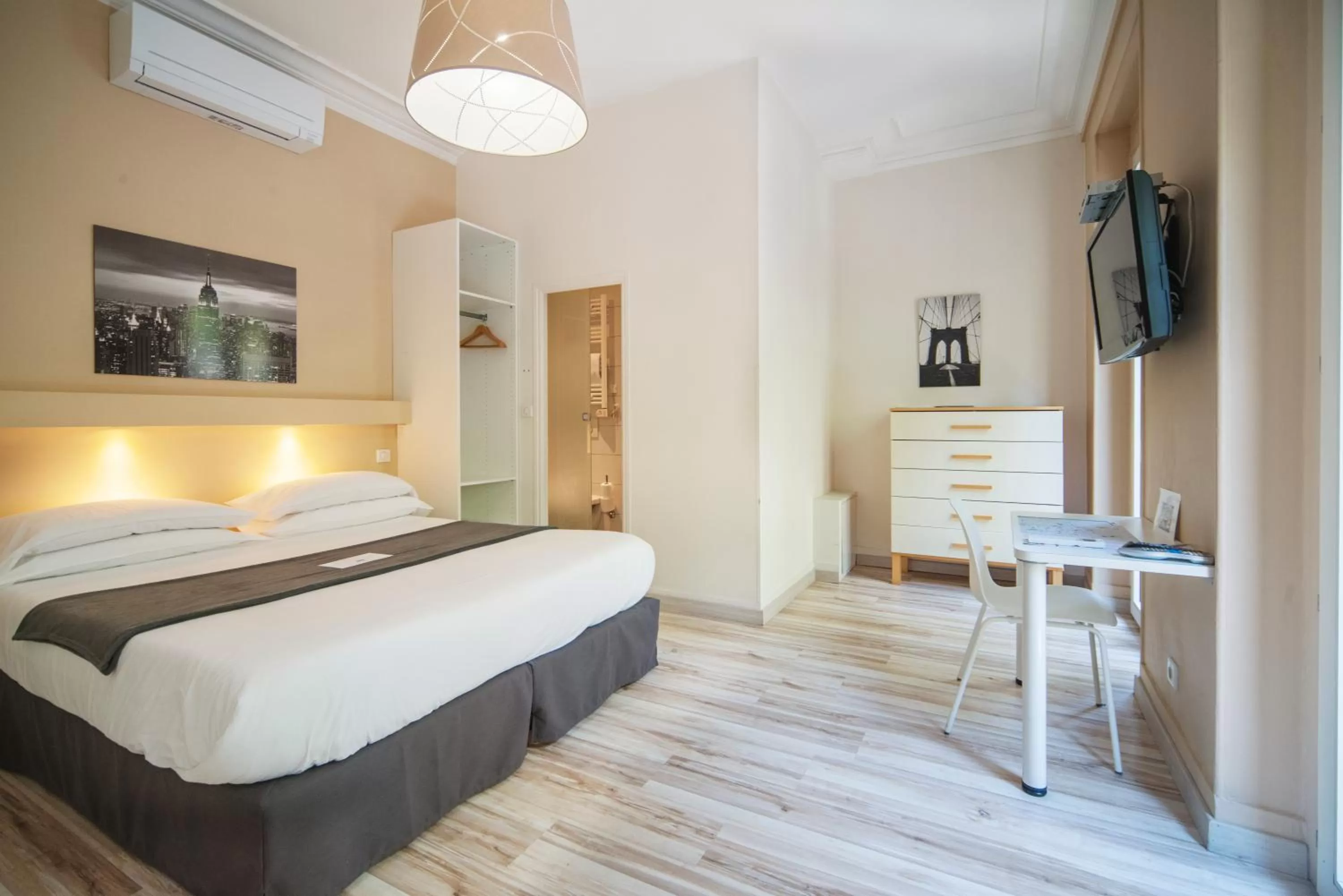 Photo of the whole room, Bed in Residence Metropole Toulouse