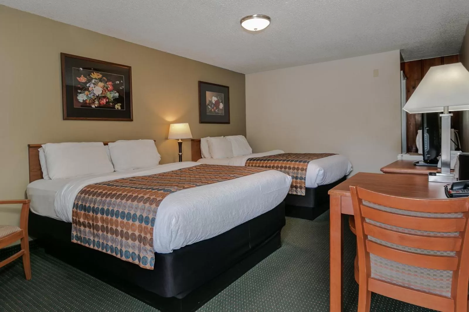 Photo of the whole room, Bed in Courtesy Inn Downtown Eugene