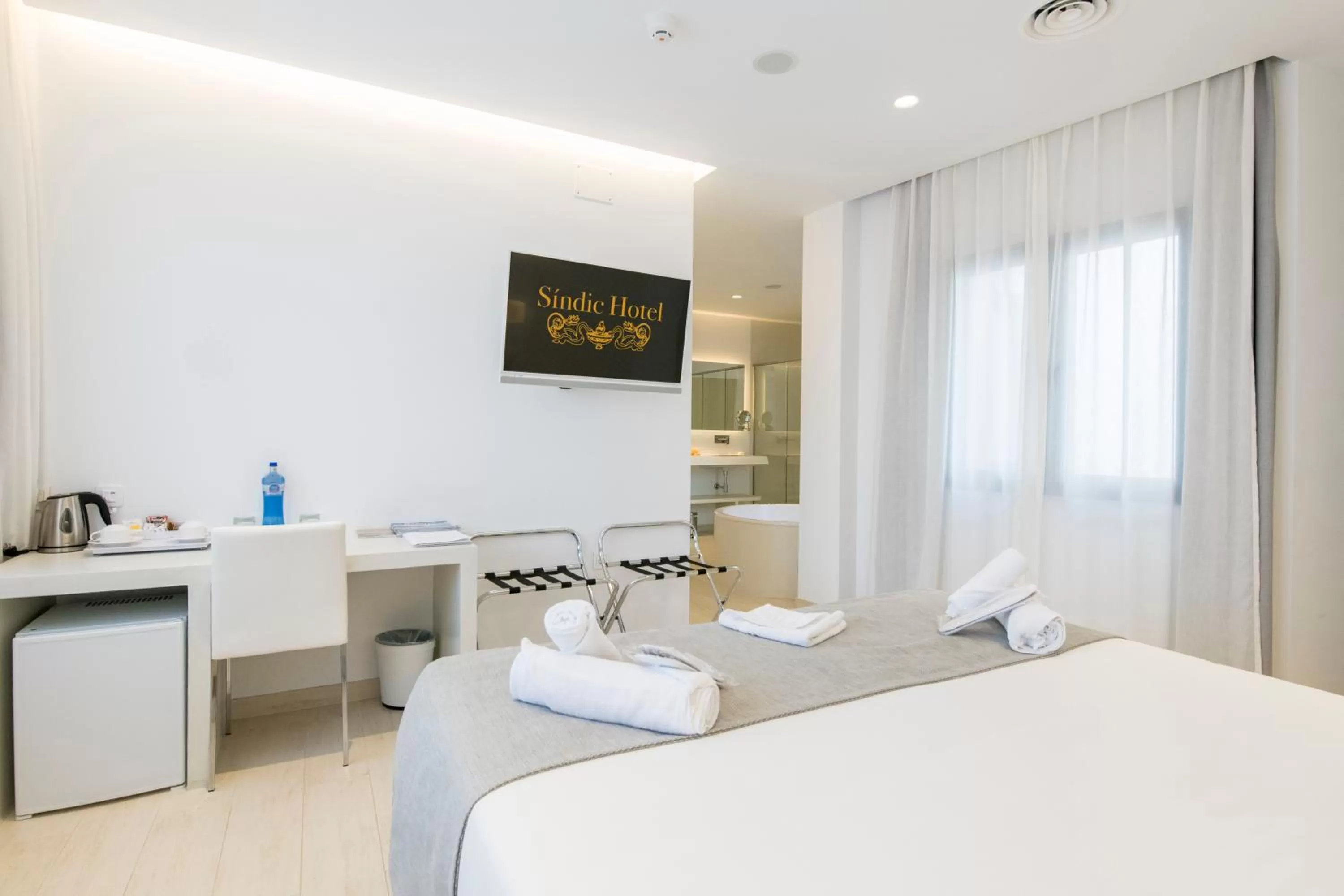 Photo of the whole room, Bed in Sindic Hotel - Adults Only