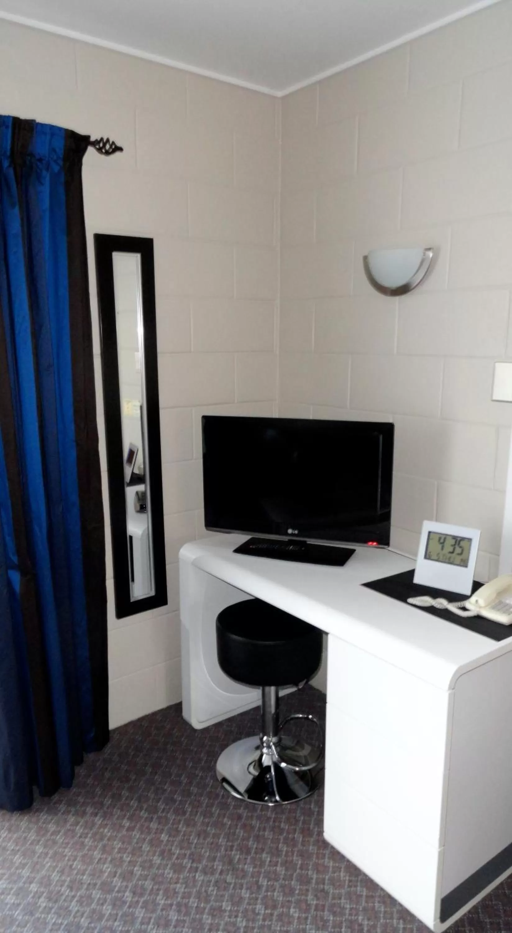 TV and multimedia in Aarburg Airport Motel