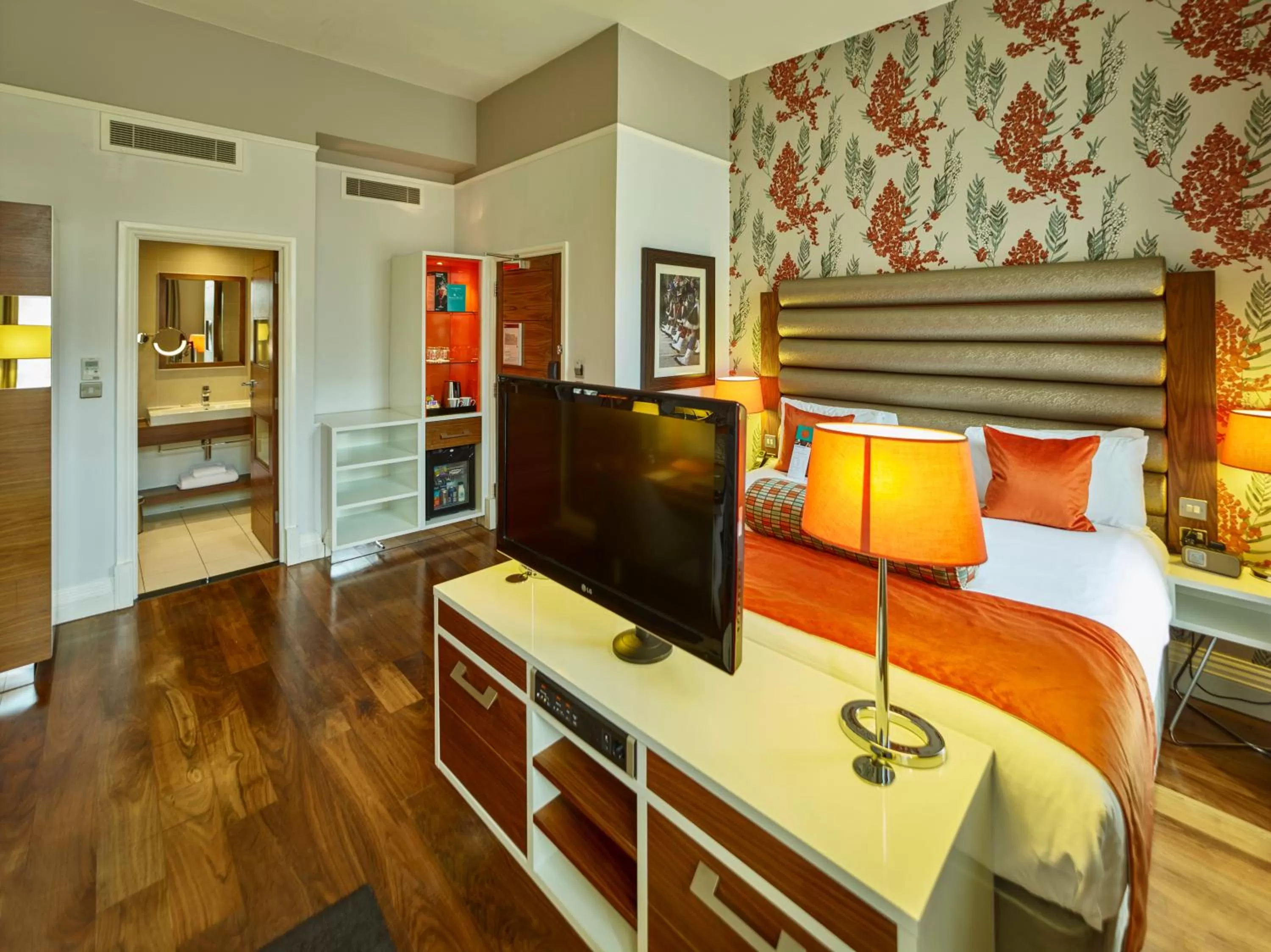 Photo of the whole room, Bed in Hotel Indigo Edinburgh by IHG
