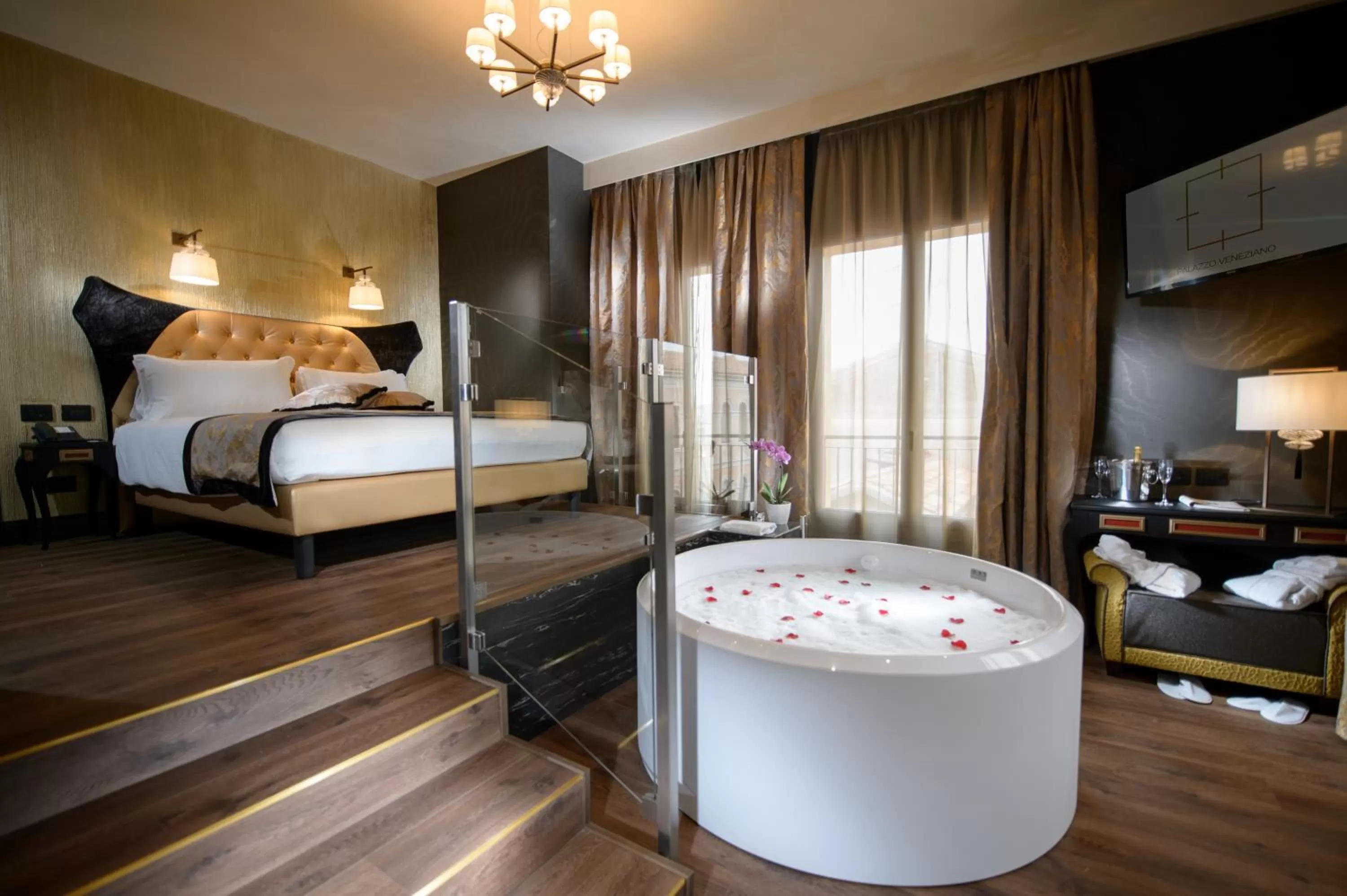 Bed in Palazzo Veneziano - Venice Collection