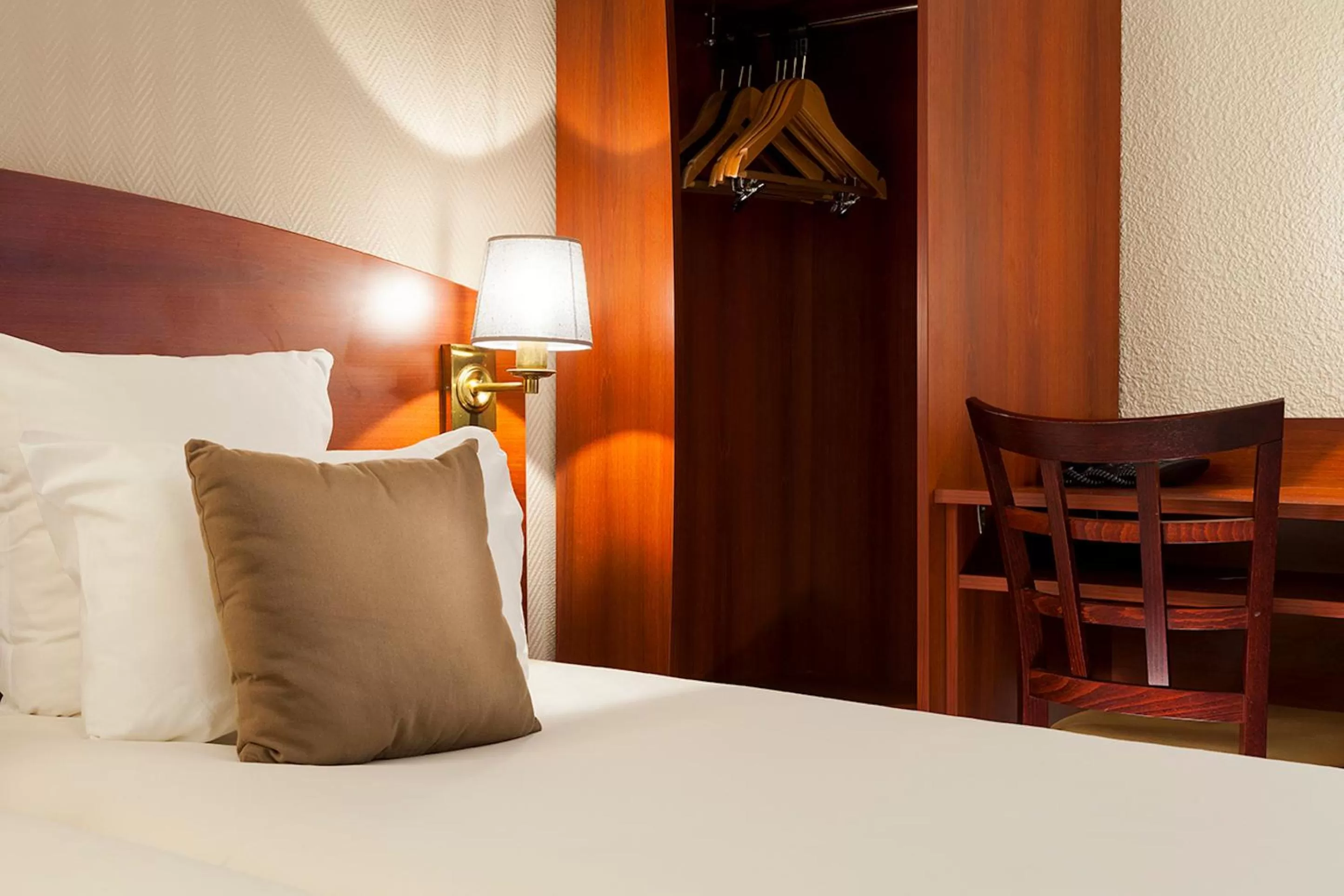 Bed in Hôtel des Arcades de Cachan - Grand Paris Sud