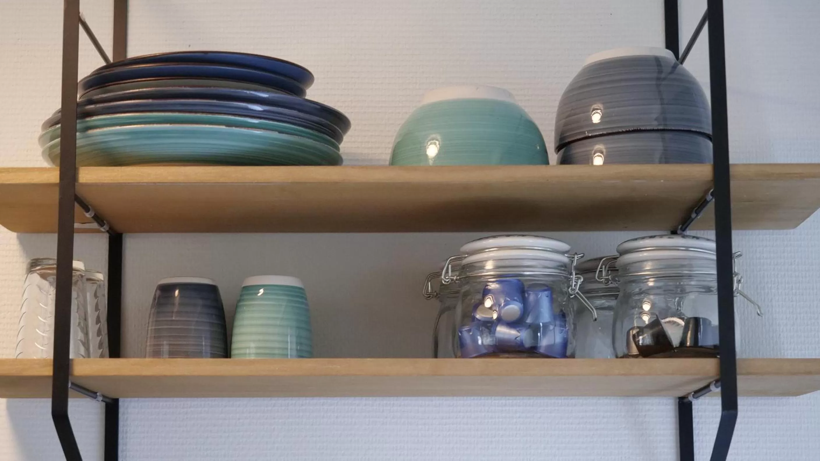 Coffee/tea facilities in Houseboat apartment with water terrace, free parking, free bikes & fast wifi