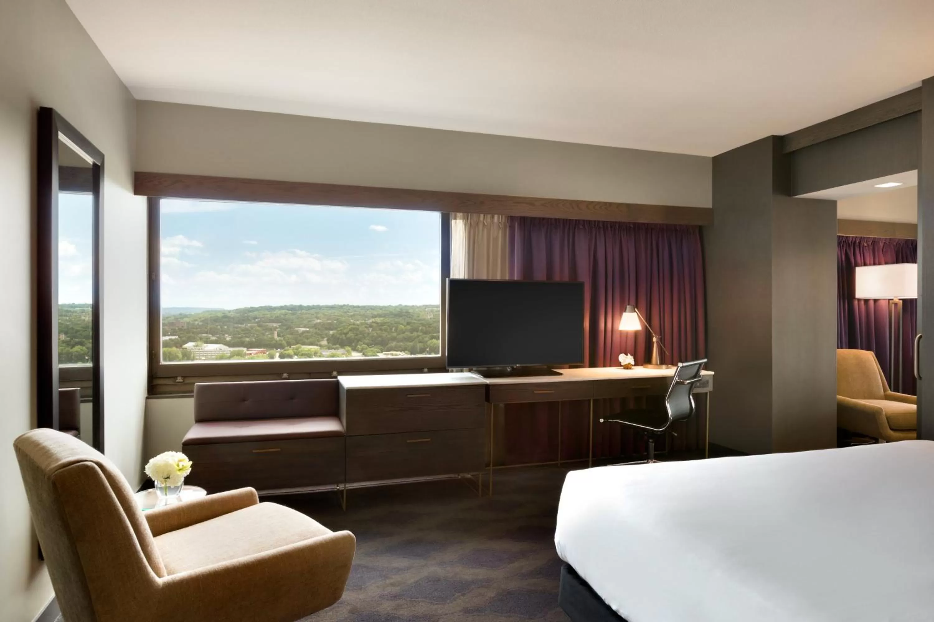 Photo of the whole room, Bed in InterContinental St. Paul Riverfront by IHG