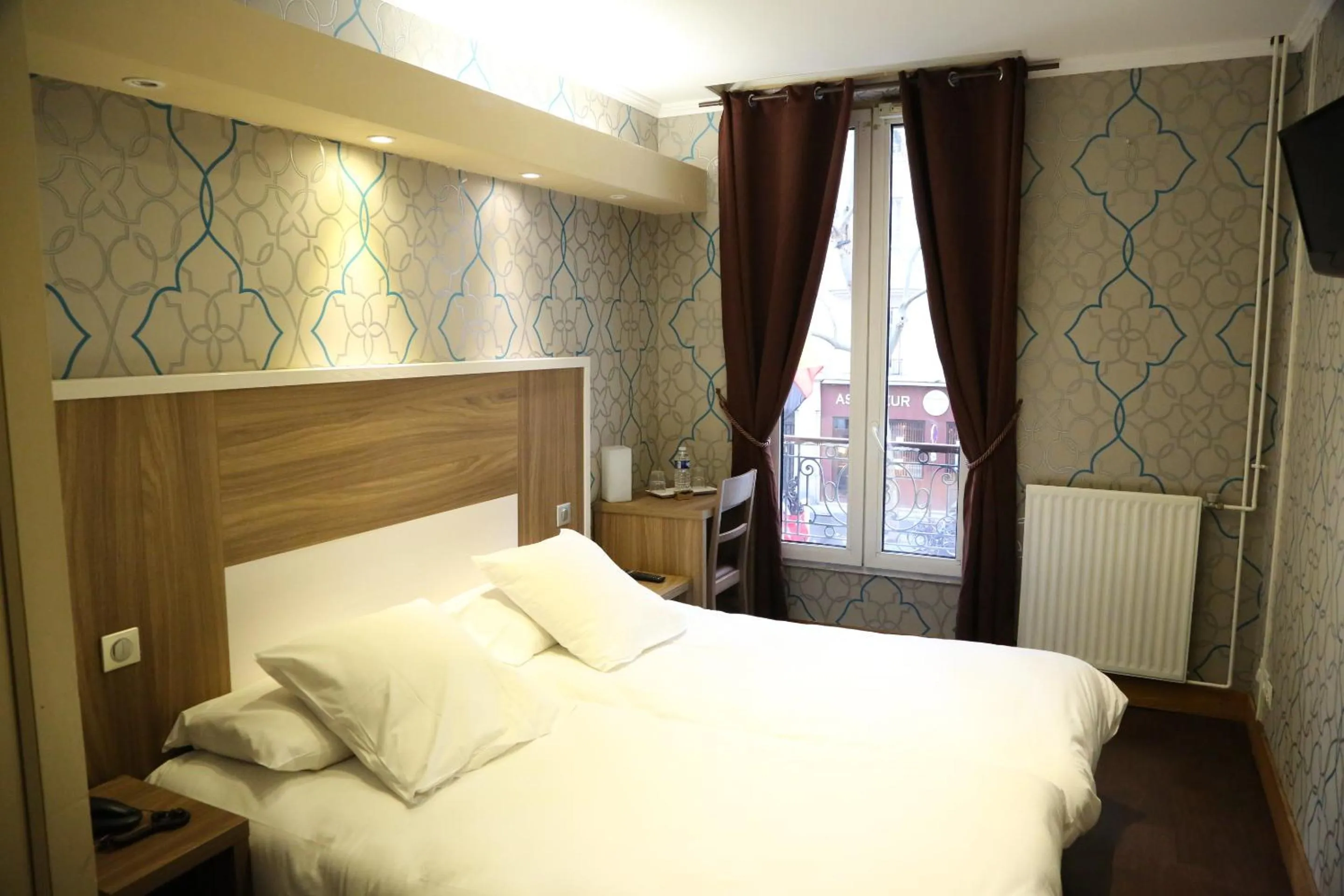 Bedroom, Bed in Grand Hotel Nouvel Opera