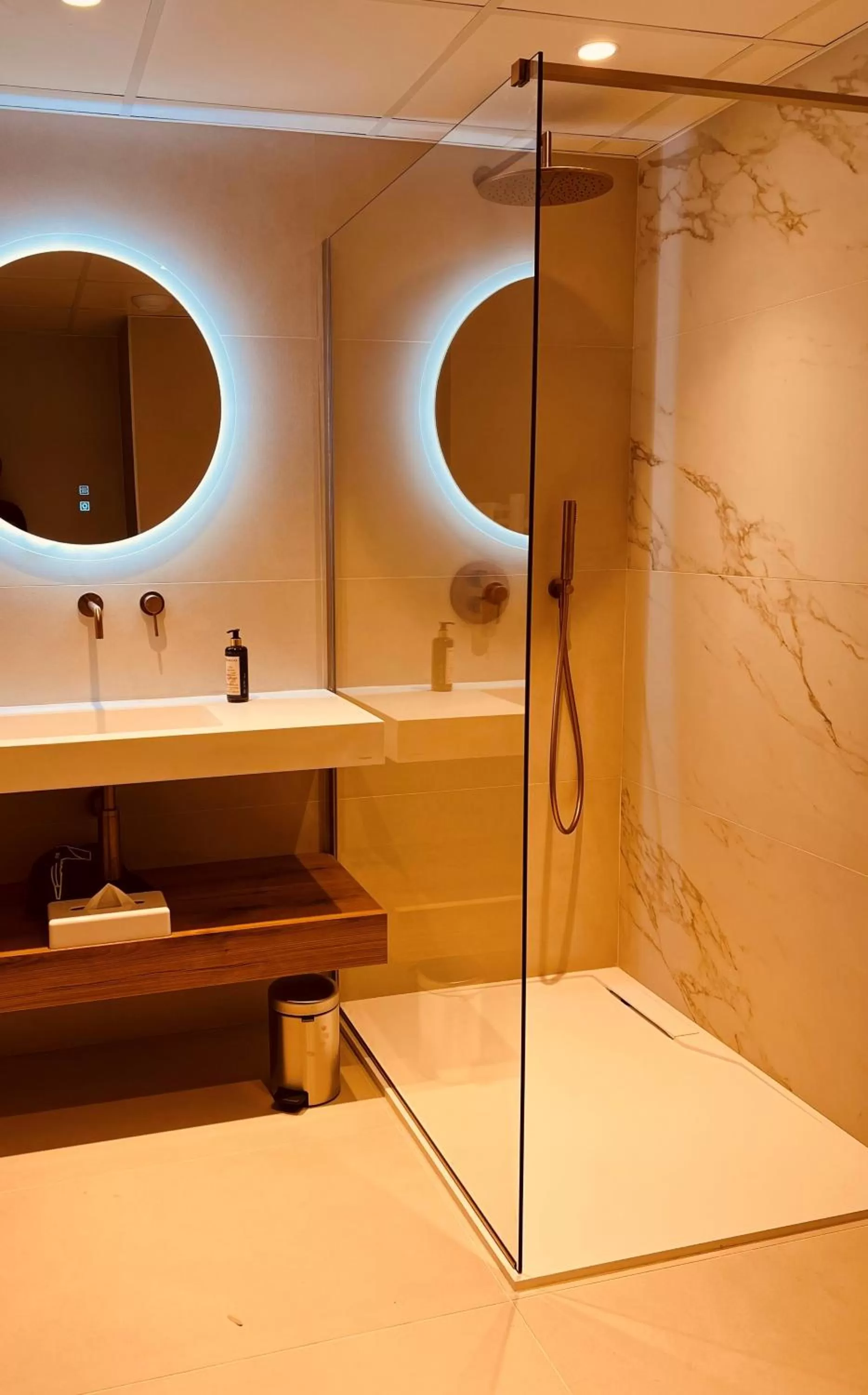 Shower in Hôtel Spa Restaurant La Madrague