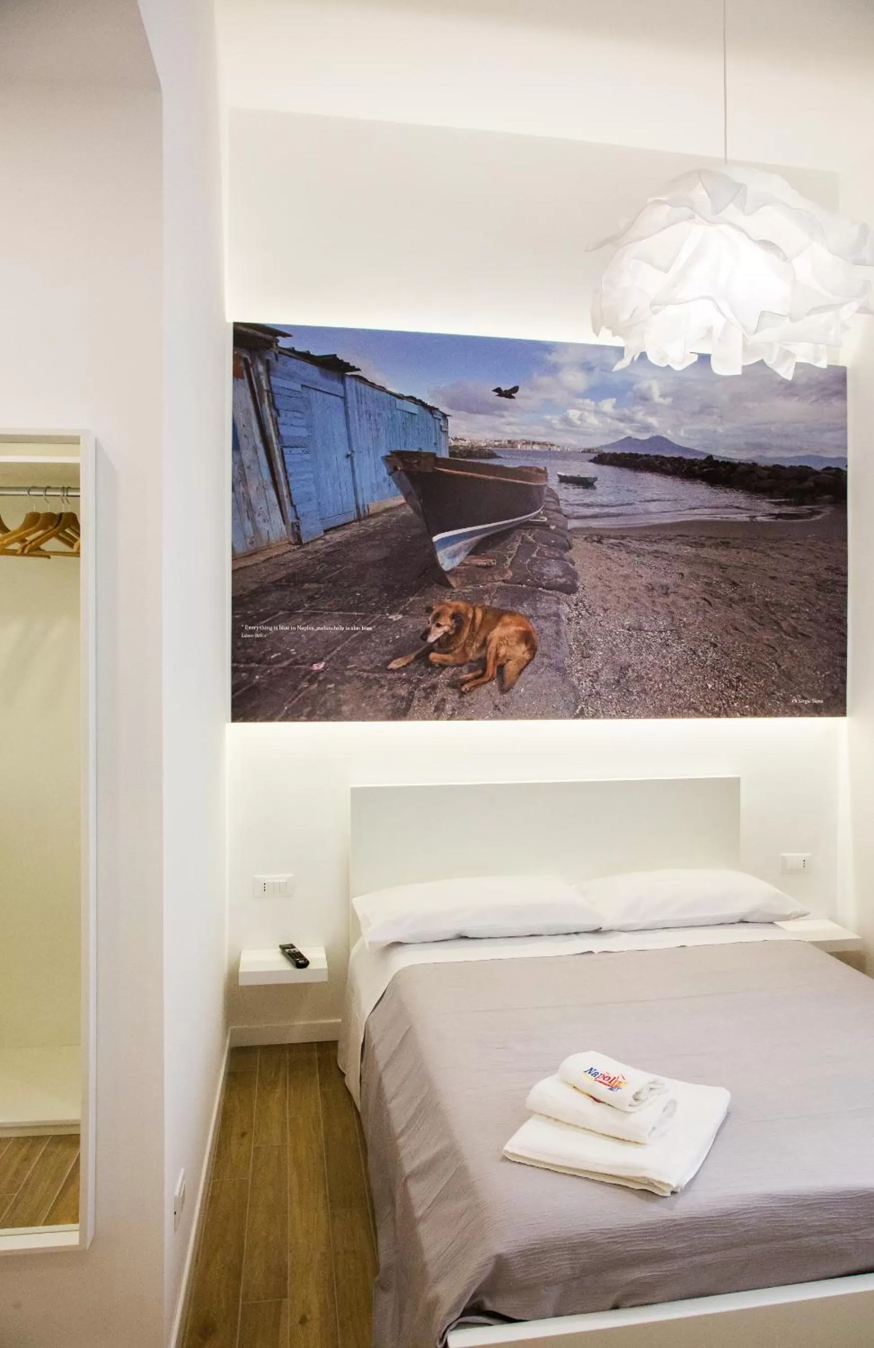 Photo of the whole room, Bed in Napolinn