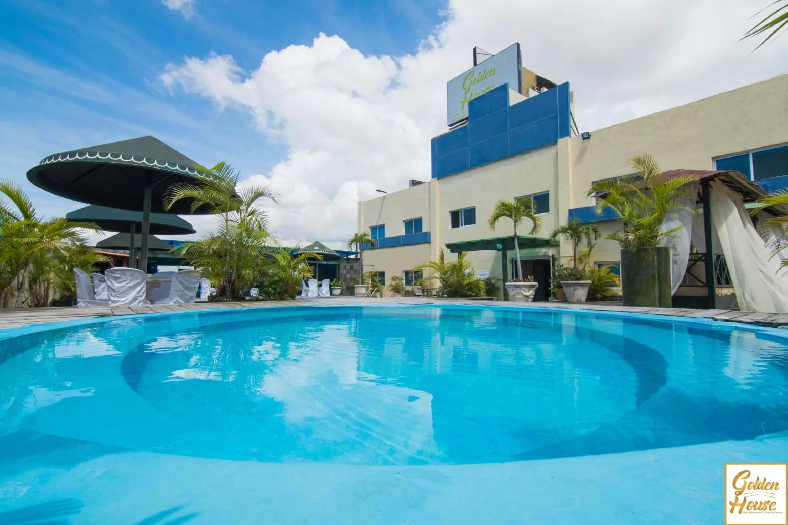 Swimming pool in Golden House Hotel & Convention Center