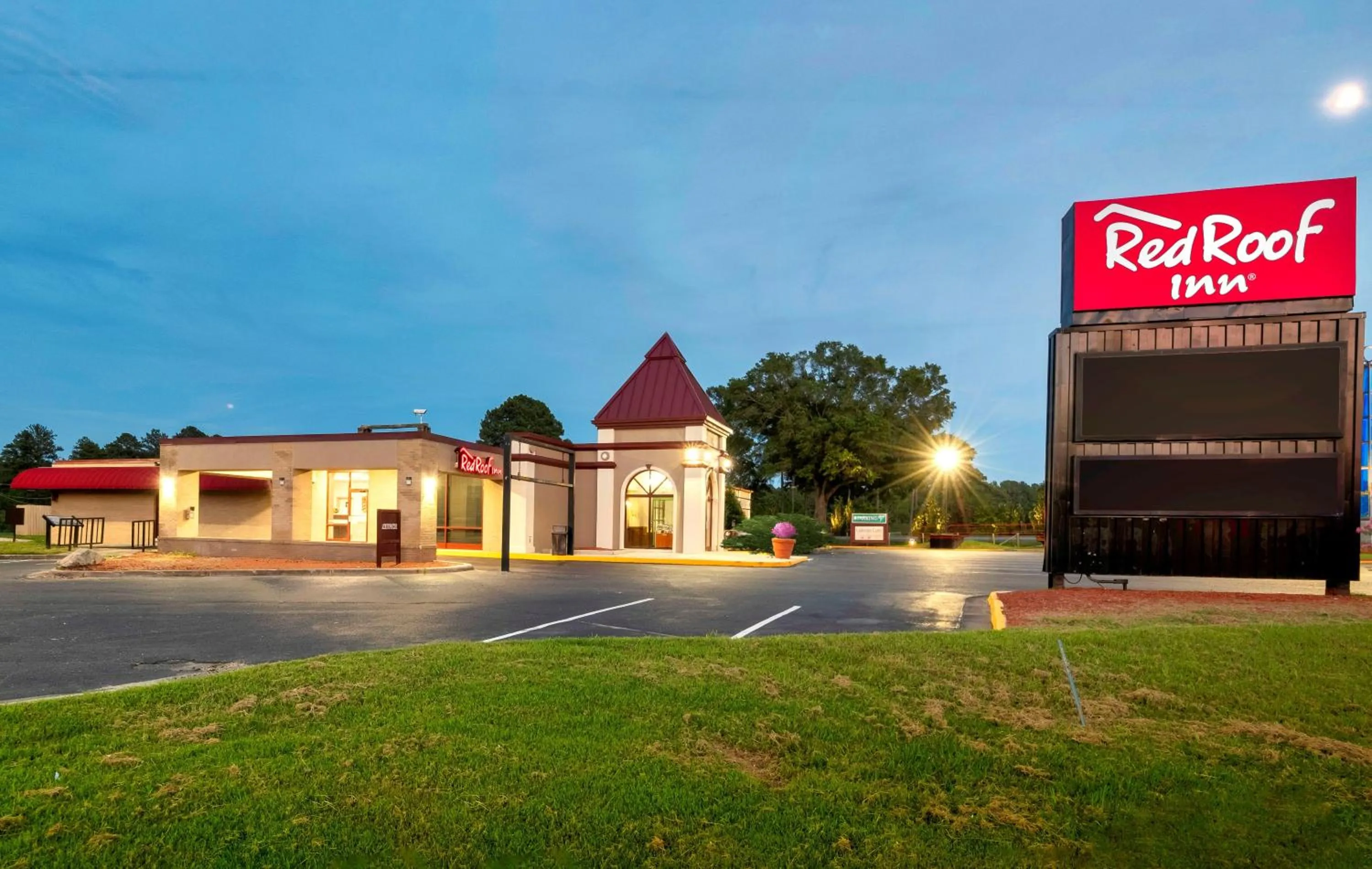 Property building in Red Roof Inn Petersburg - Fort Lee