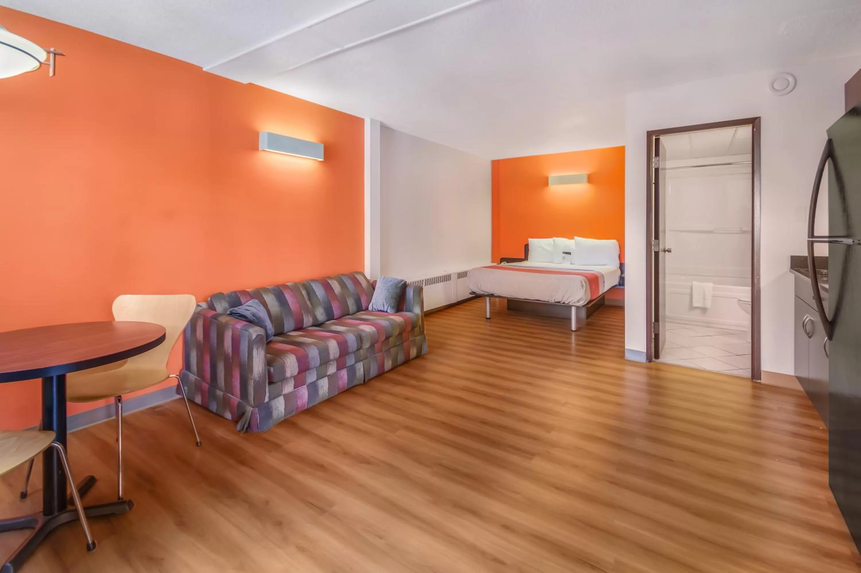 Photo of the whole room, Bed in Motel 6-Lethbridge, AB