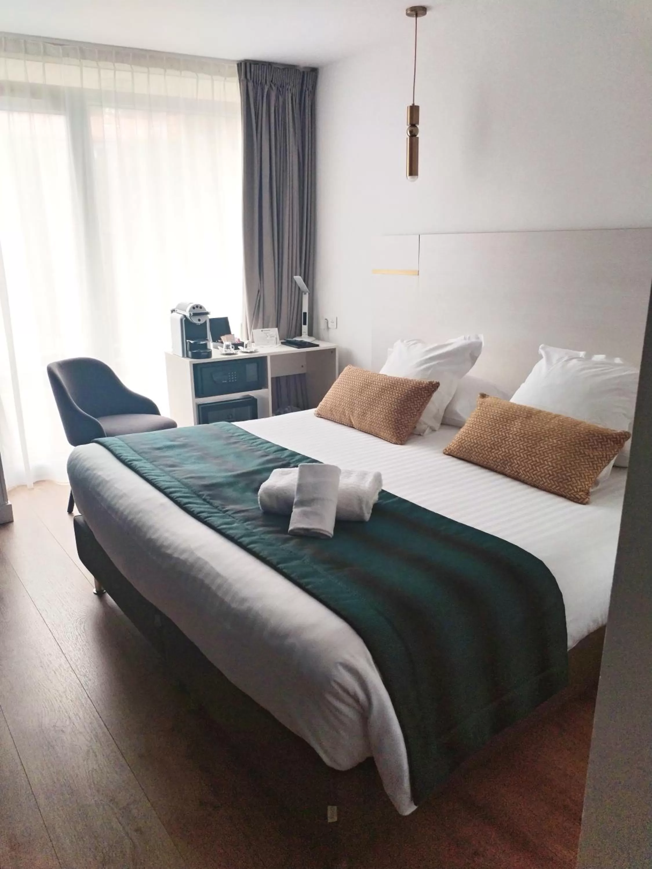 Bed in Best Western Plus Hôtel la Rade