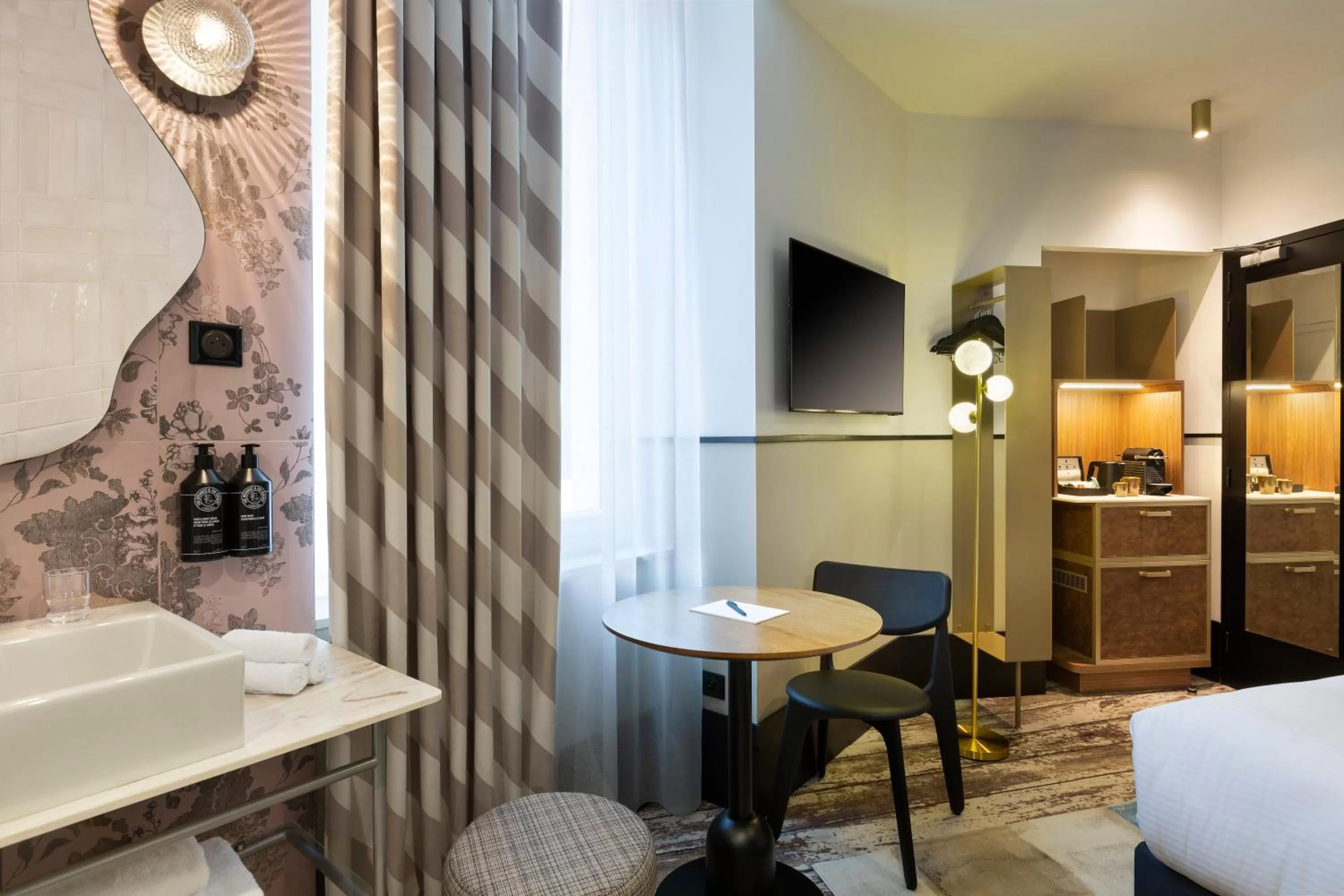 Bathroom, Bed in Hotel Les Capitouls Toulouse Centre - Handwritten Collection