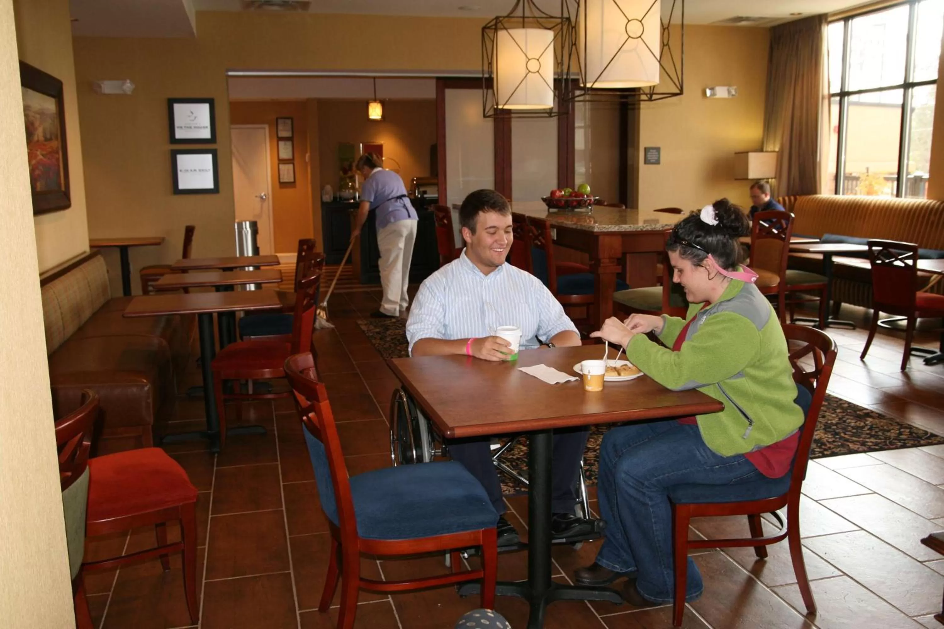 Dining area in Hampton Inn Jackson-College Avenue