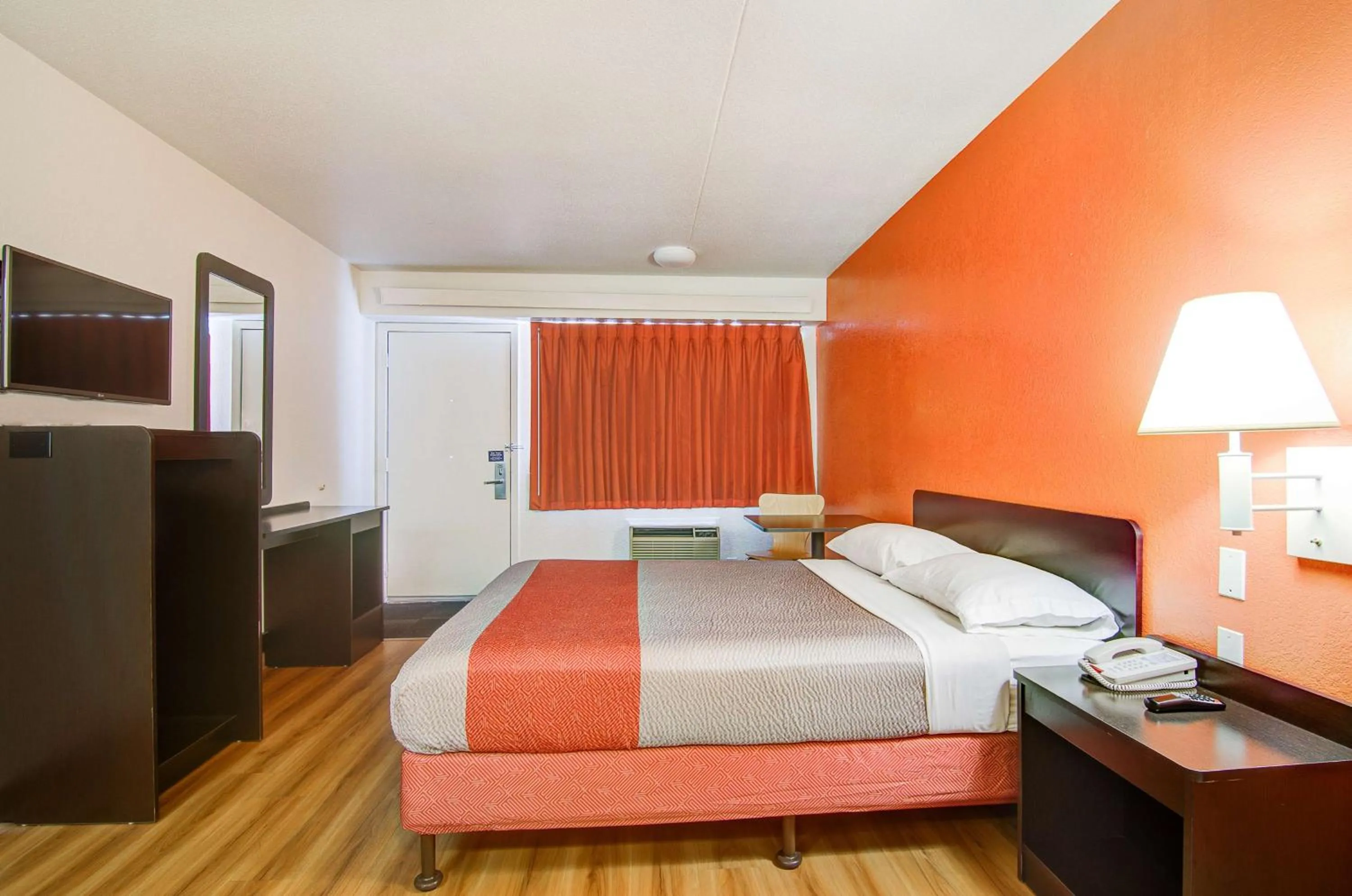 Photo of the whole room, Bed in Motel 6-Springfield, MO - North