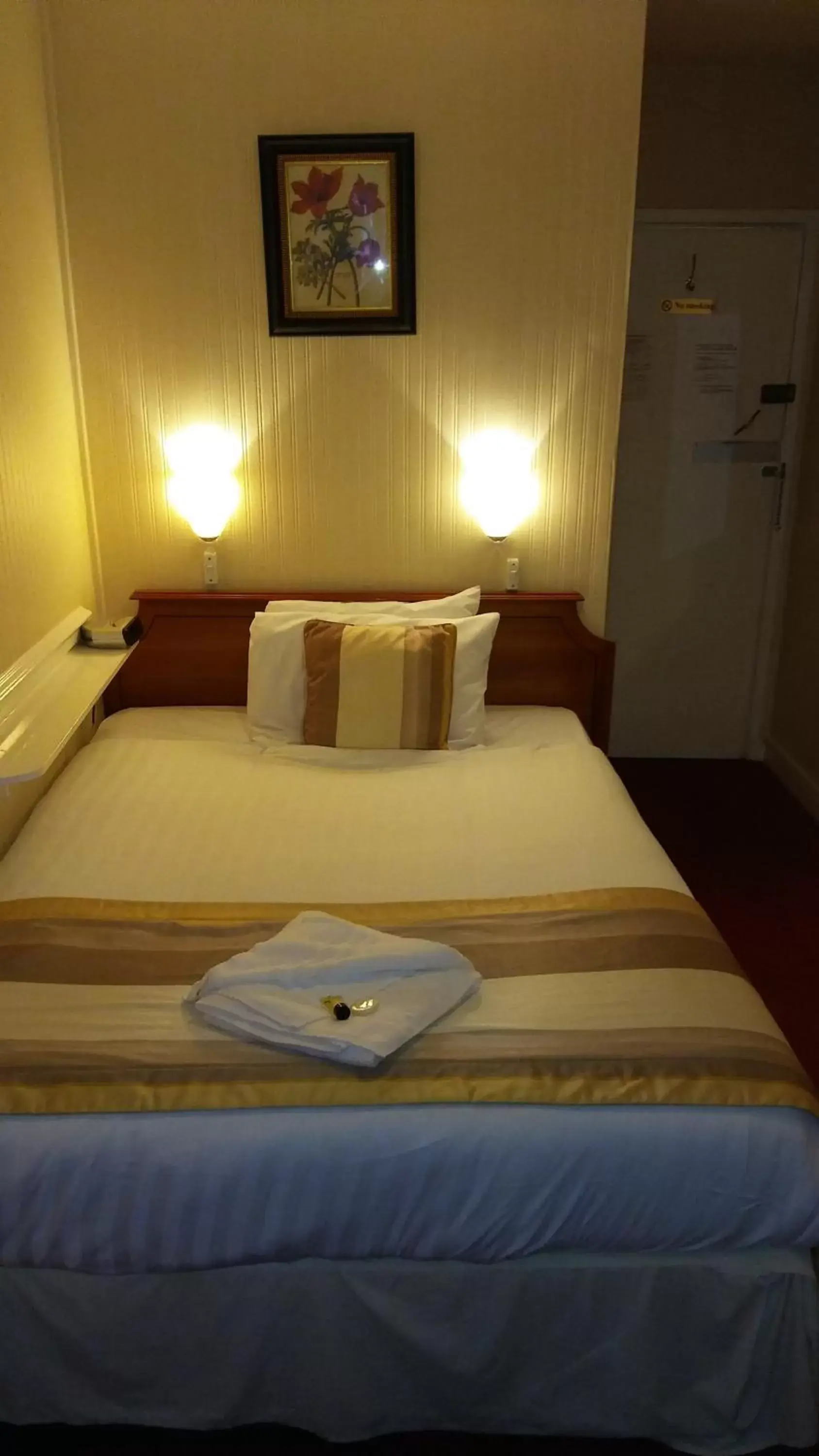 Single Room with Private Bathroom in Parkwood Hotel Single Room with Private Bathroom in Parkwood Hotel