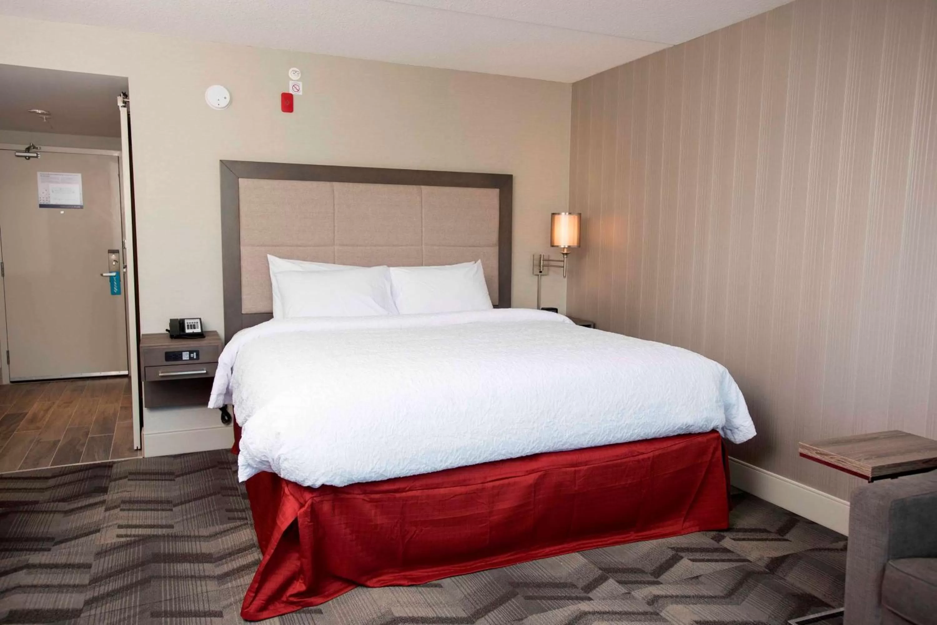 Bed in Hampton Inn & Suites by Hilton Thunder Bay