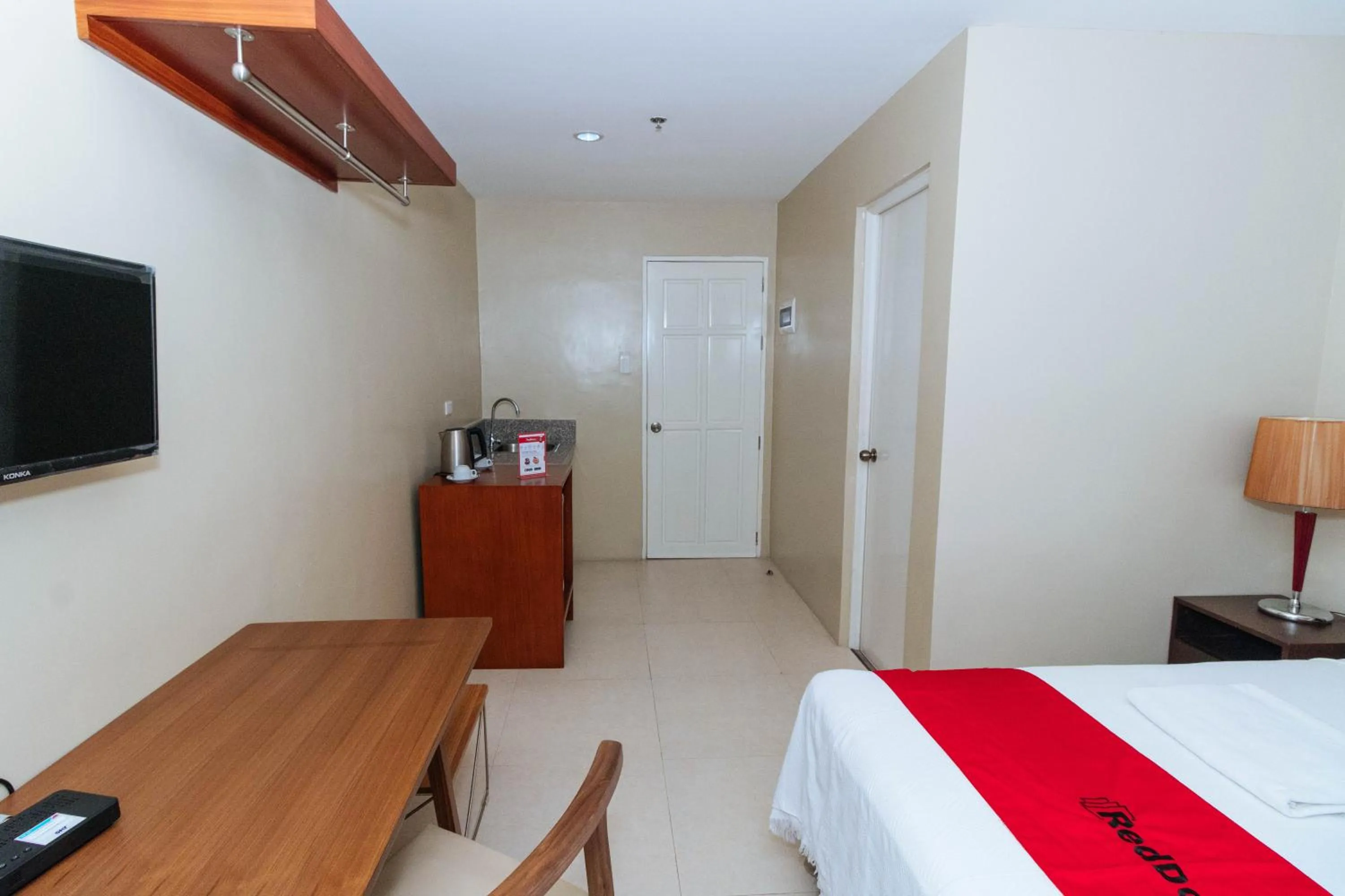 Photo of the whole room, Bed in RedDoorz near Osmena Highway 1