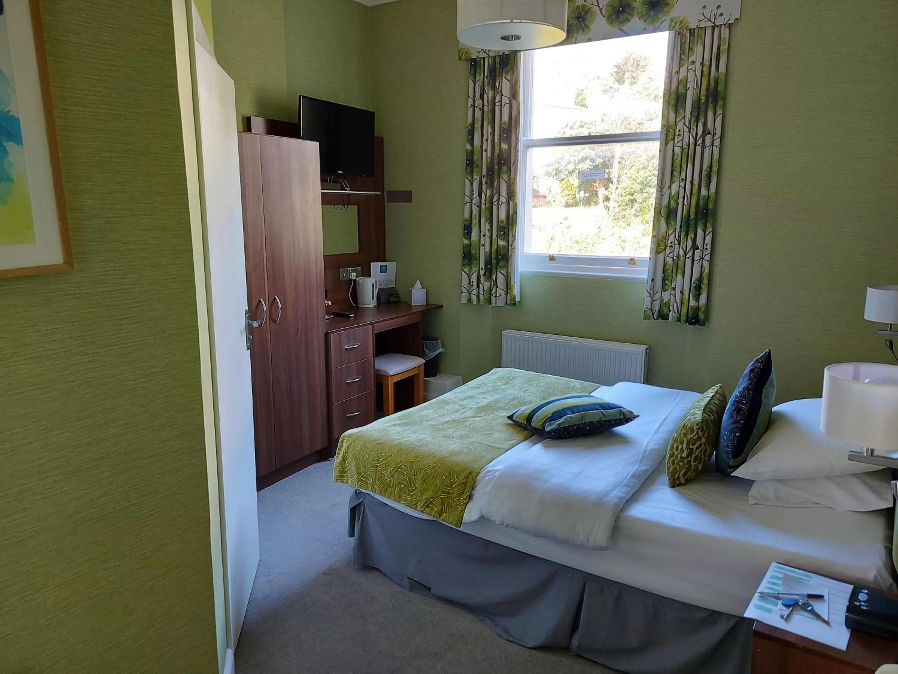 TV and multimedia, Bed in The Osborne Hotel