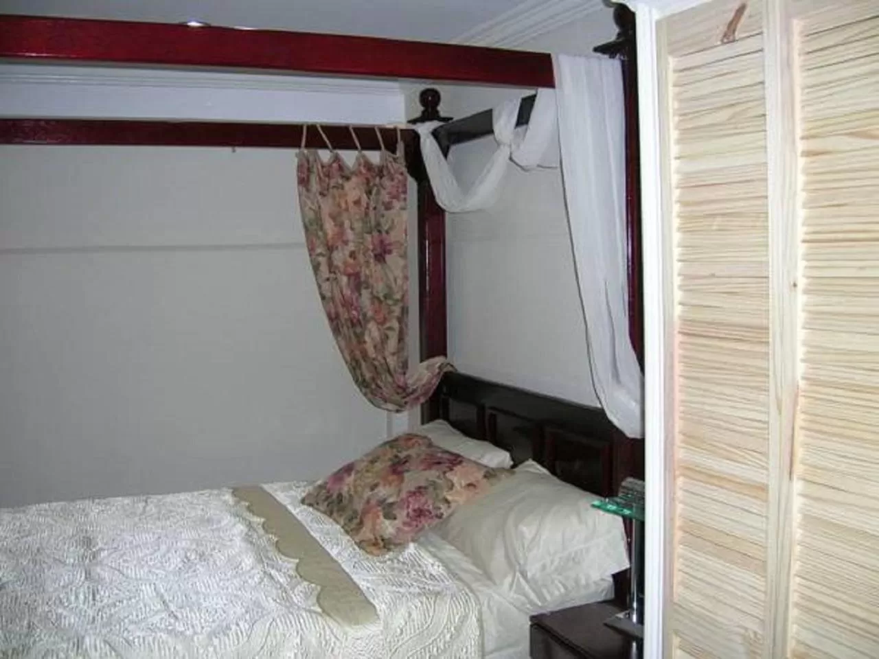 Bed in El Dorado Inn