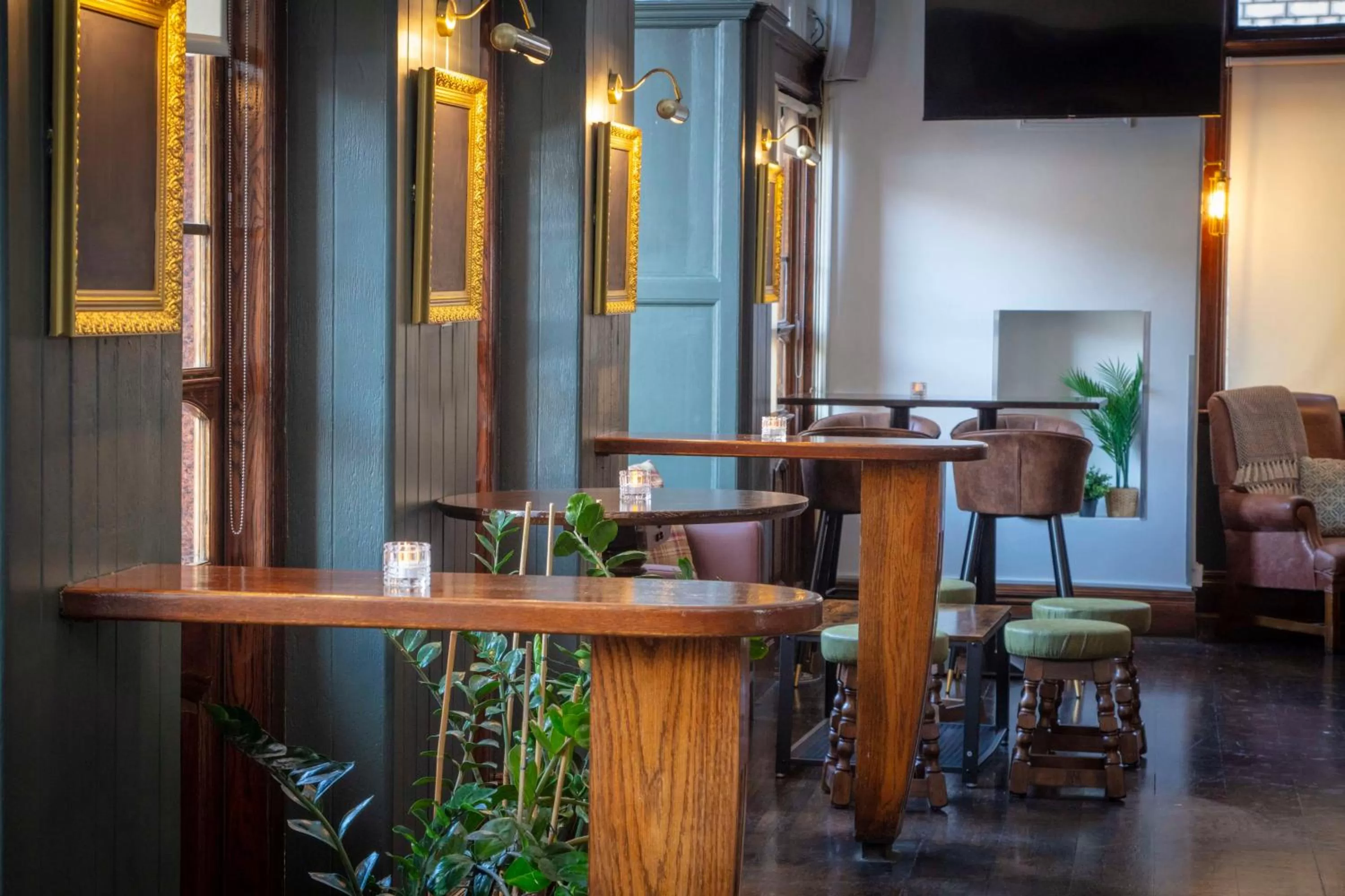 Restaurant/places to eat in The Crown London, WorldHotels Distinctive