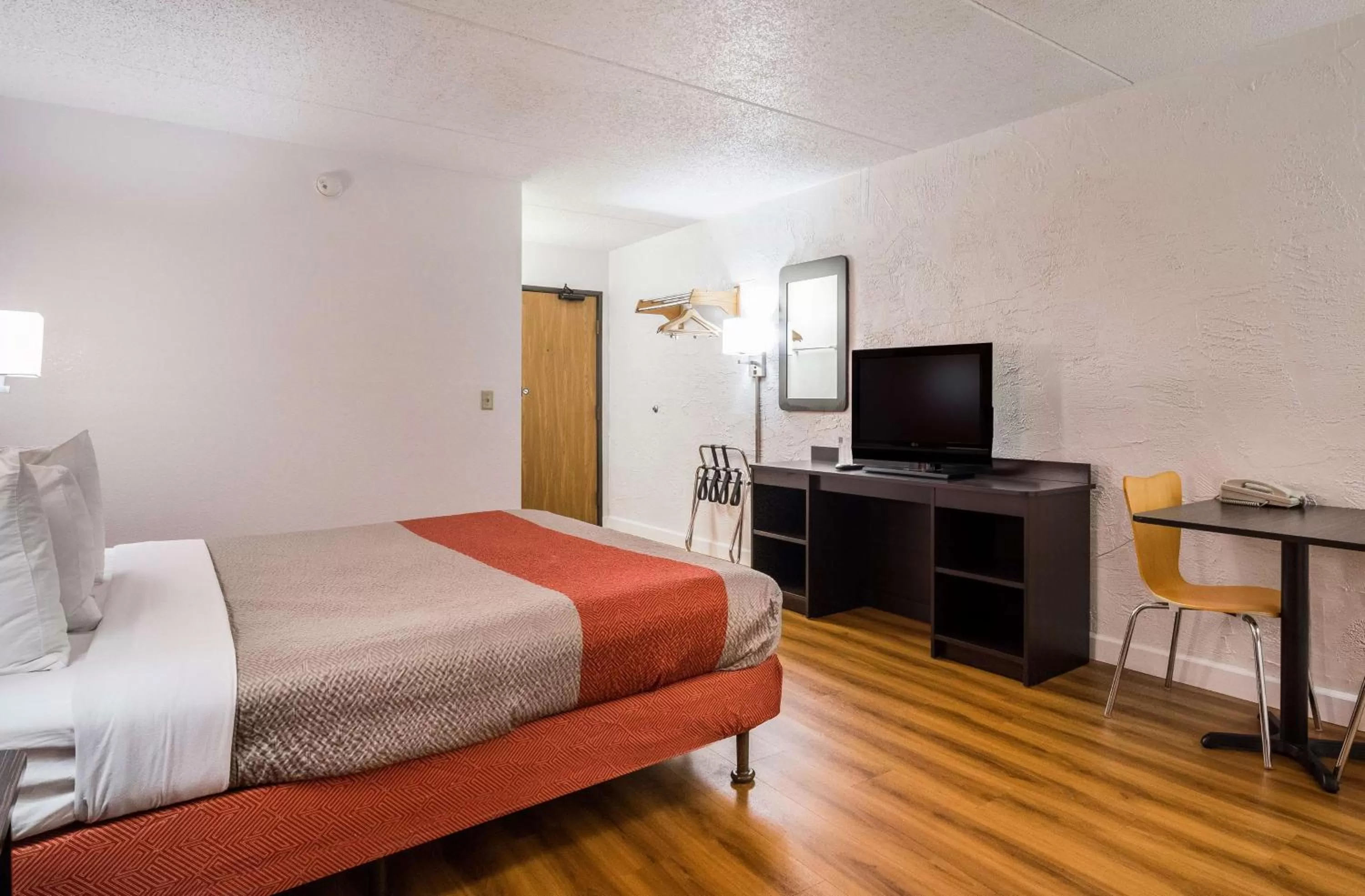 Bedroom, Bed in Motel 6-Prospect Heights, IL
