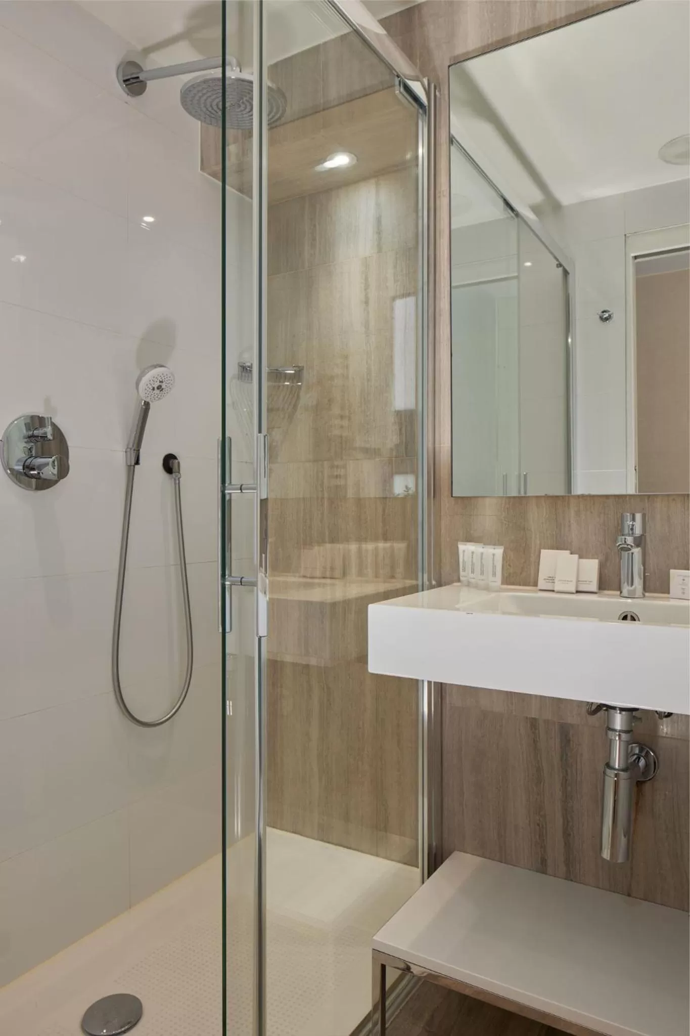 Bathroom in Hôtel Tourisme Avenue