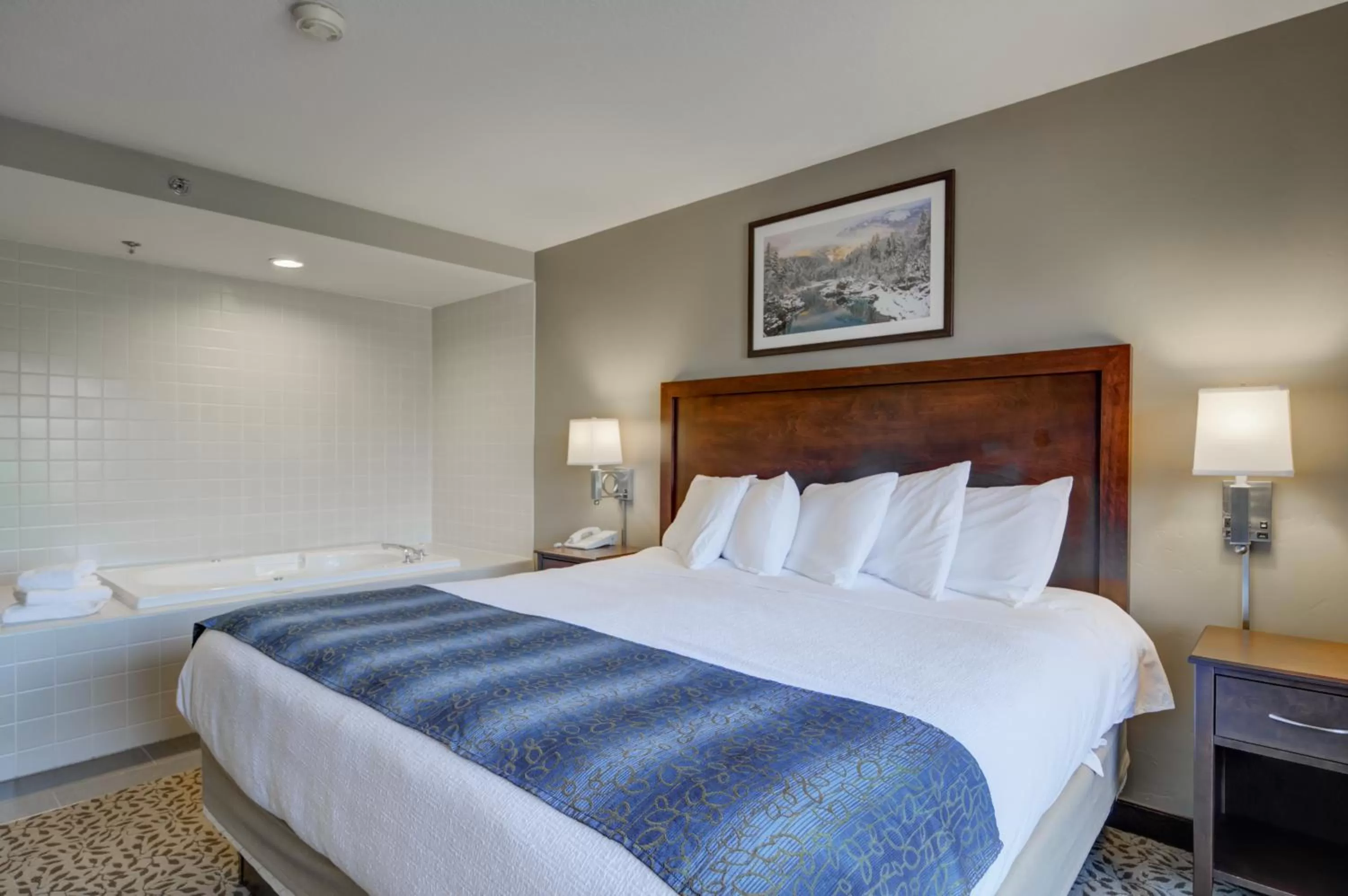 Bedroom, Bed in Whitefish Riverfront Hotel