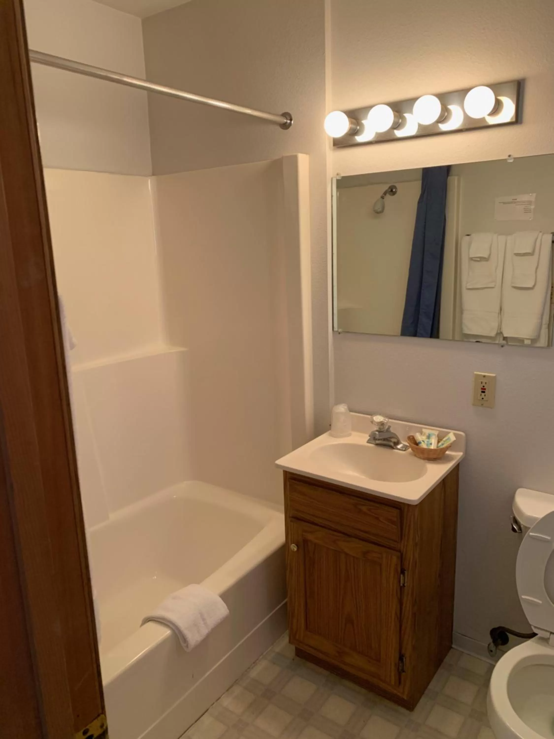 Curley's Resort & Dive Center