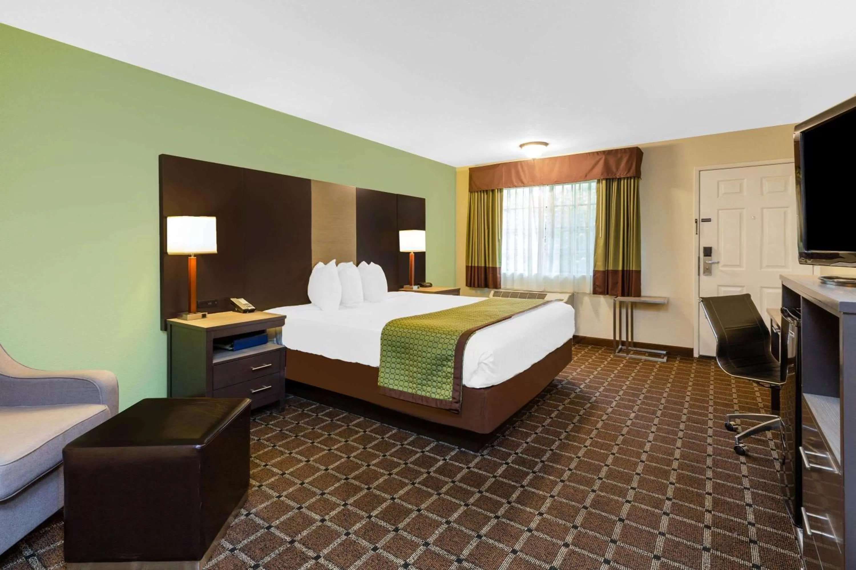 Photo of the whole room, Bed in Travelodge by Wyndham Angels Camp CA